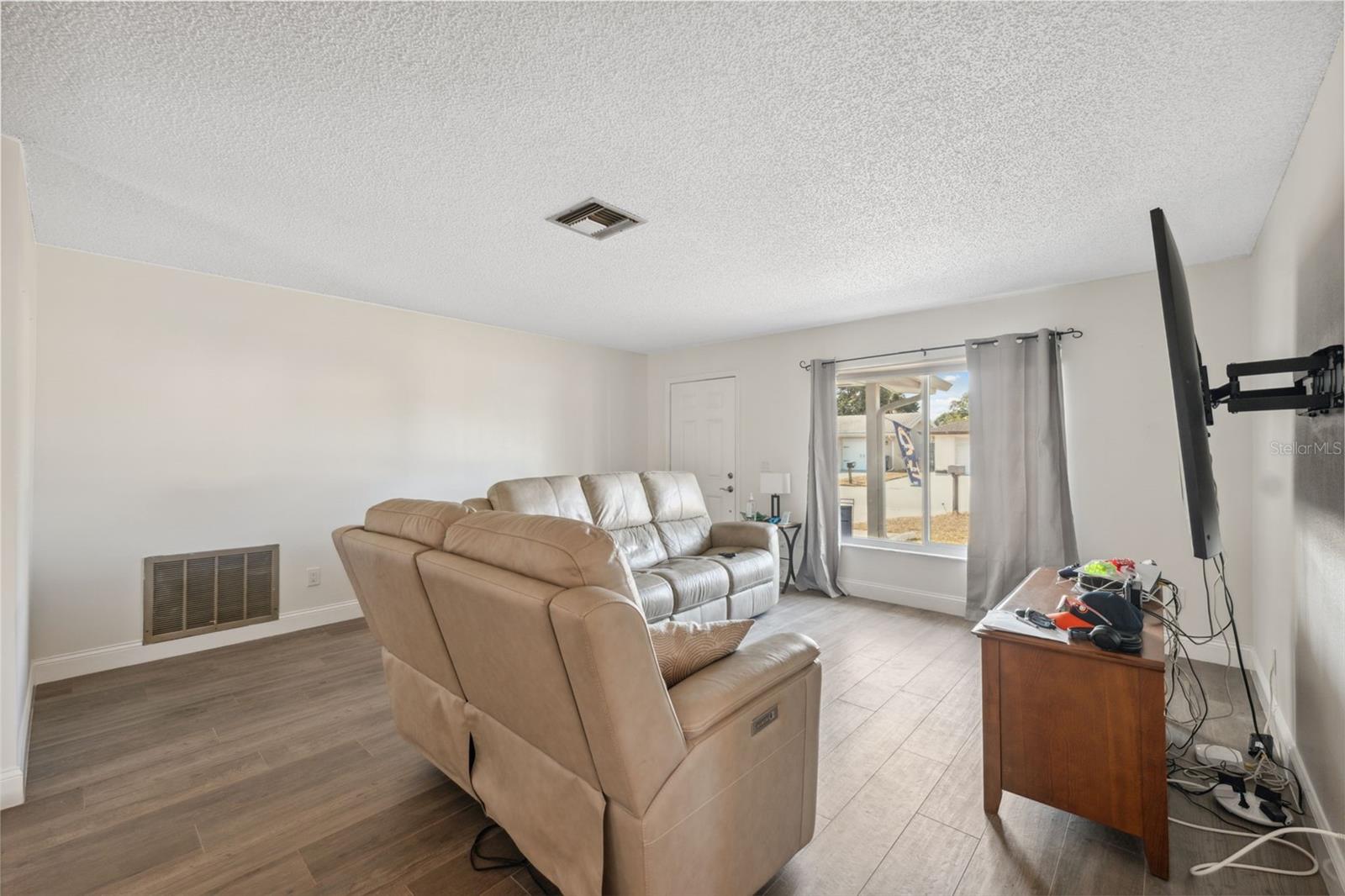 Image 4 of 19 For 1700 Ironwood Court E