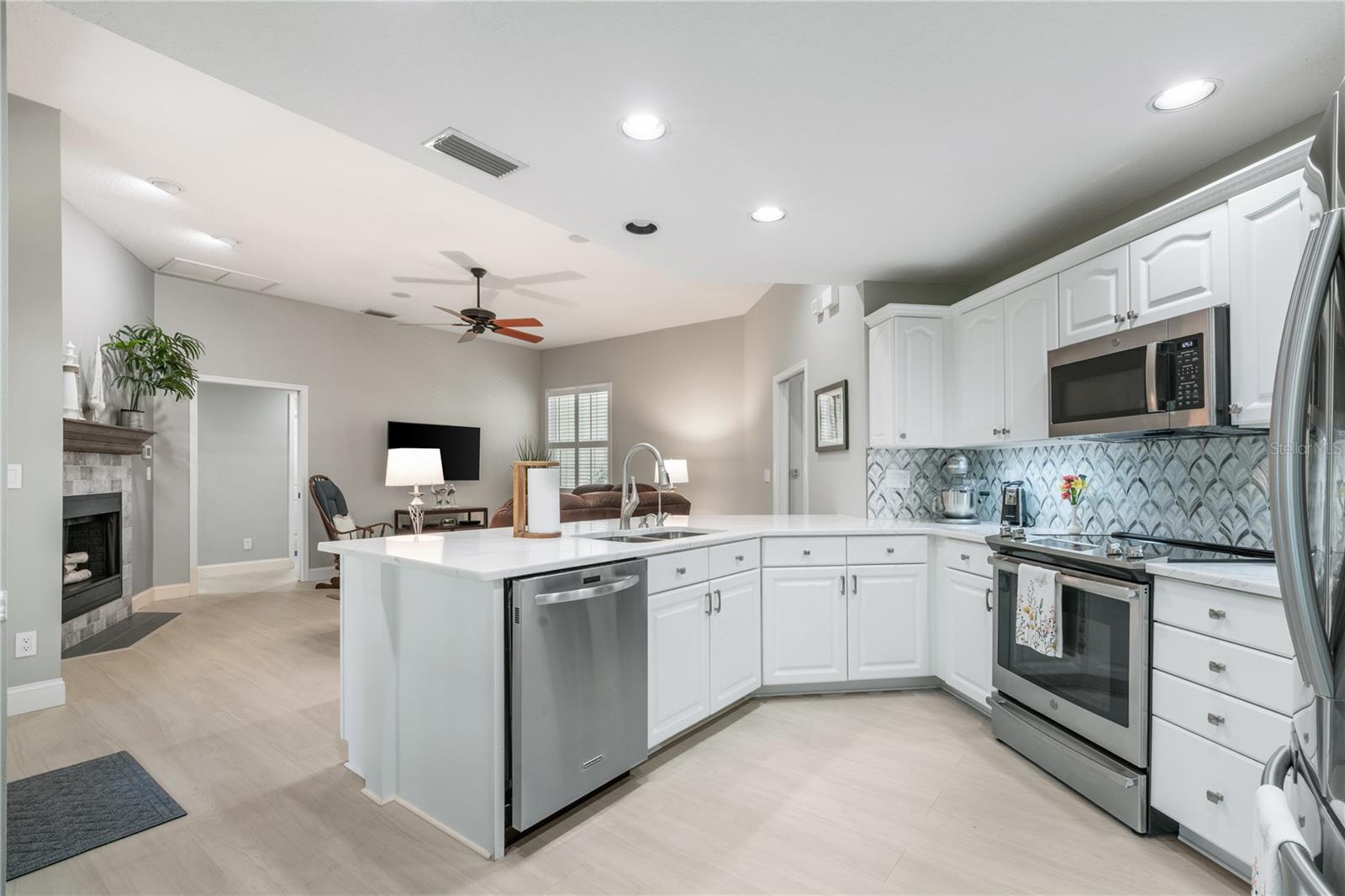 Image 12 of 53 For 423 Fan Palm Court Ne