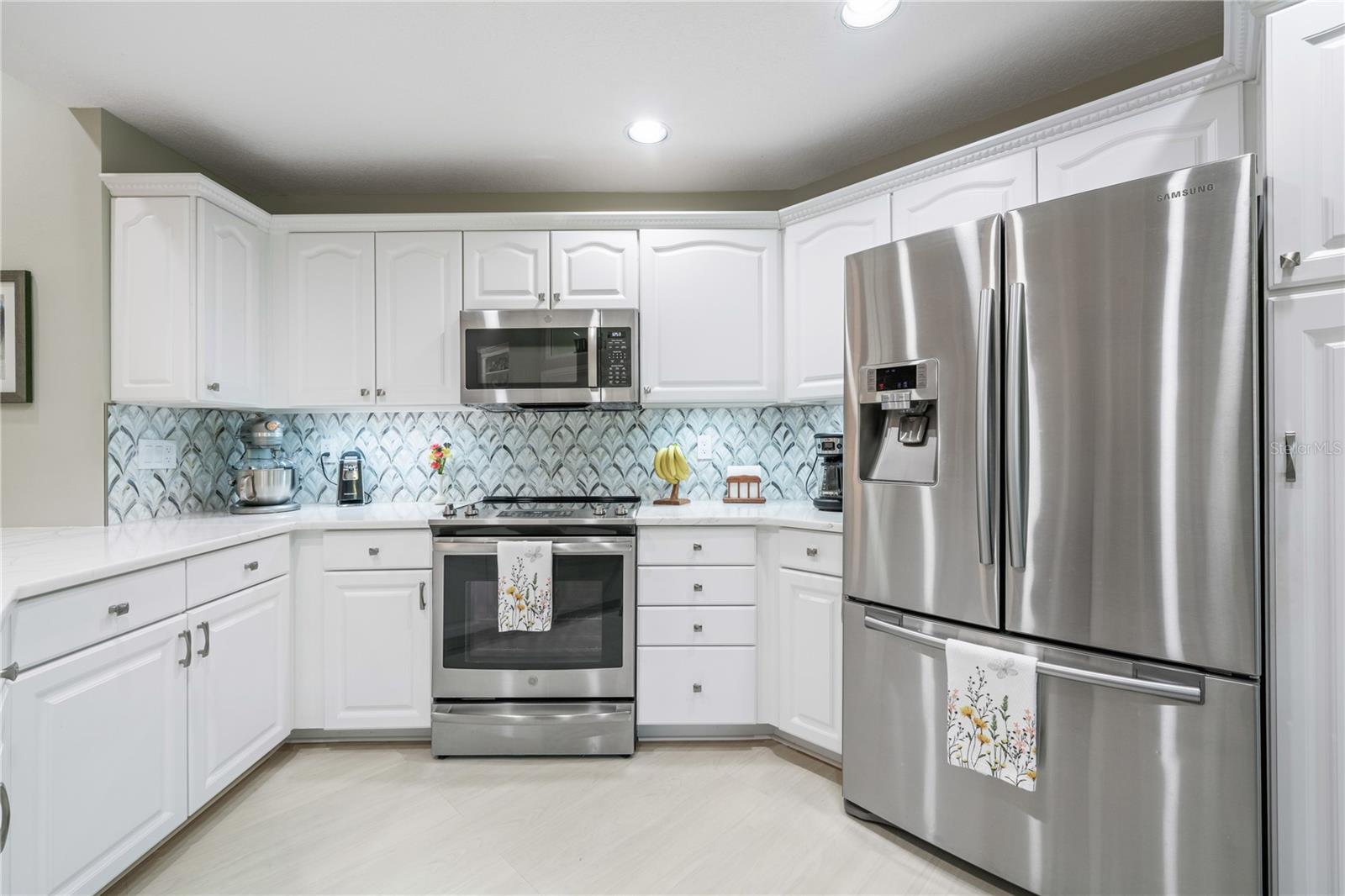 Image 13 of 53 For 423 Fan Palm Court Ne