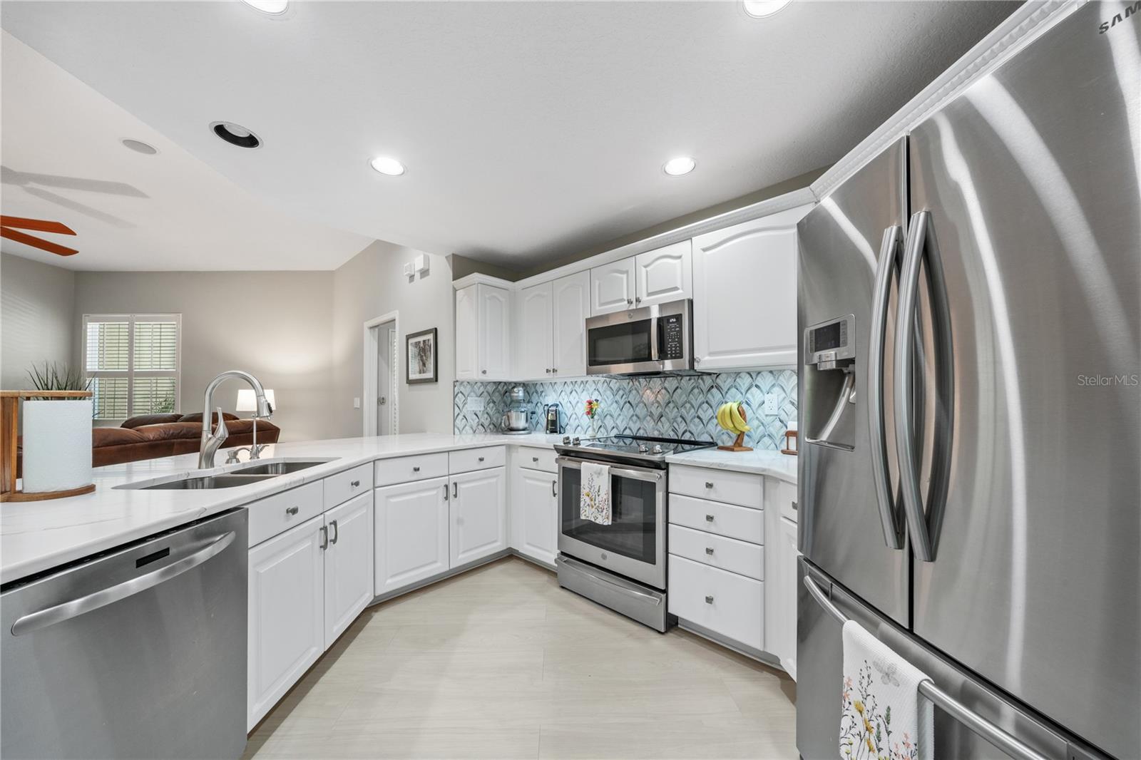 Image 14 of 53 For 423 Fan Palm Court Ne