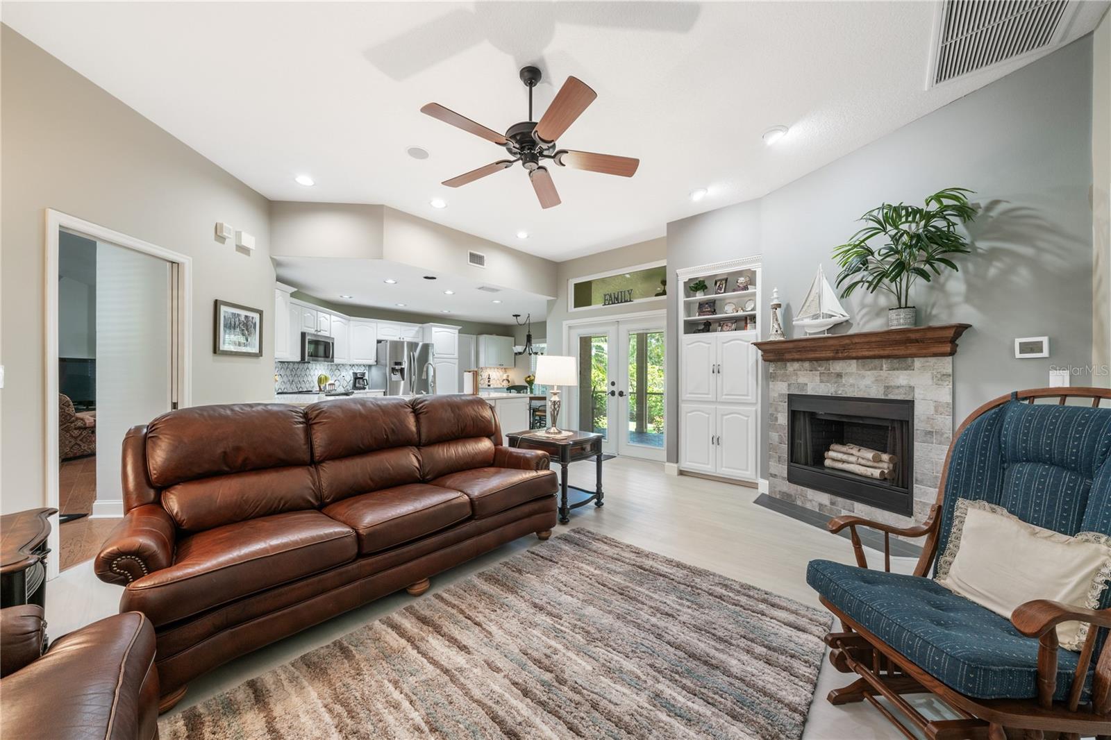 Image 19 of 53 For 423 Fan Palm Court Ne