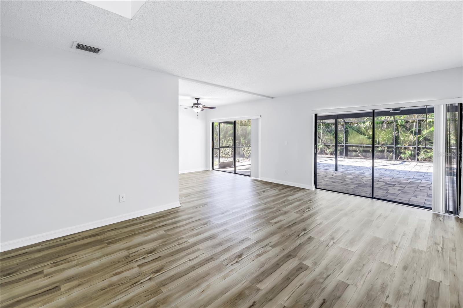 Image 11 of 62 For 15604 Deerglen Drive