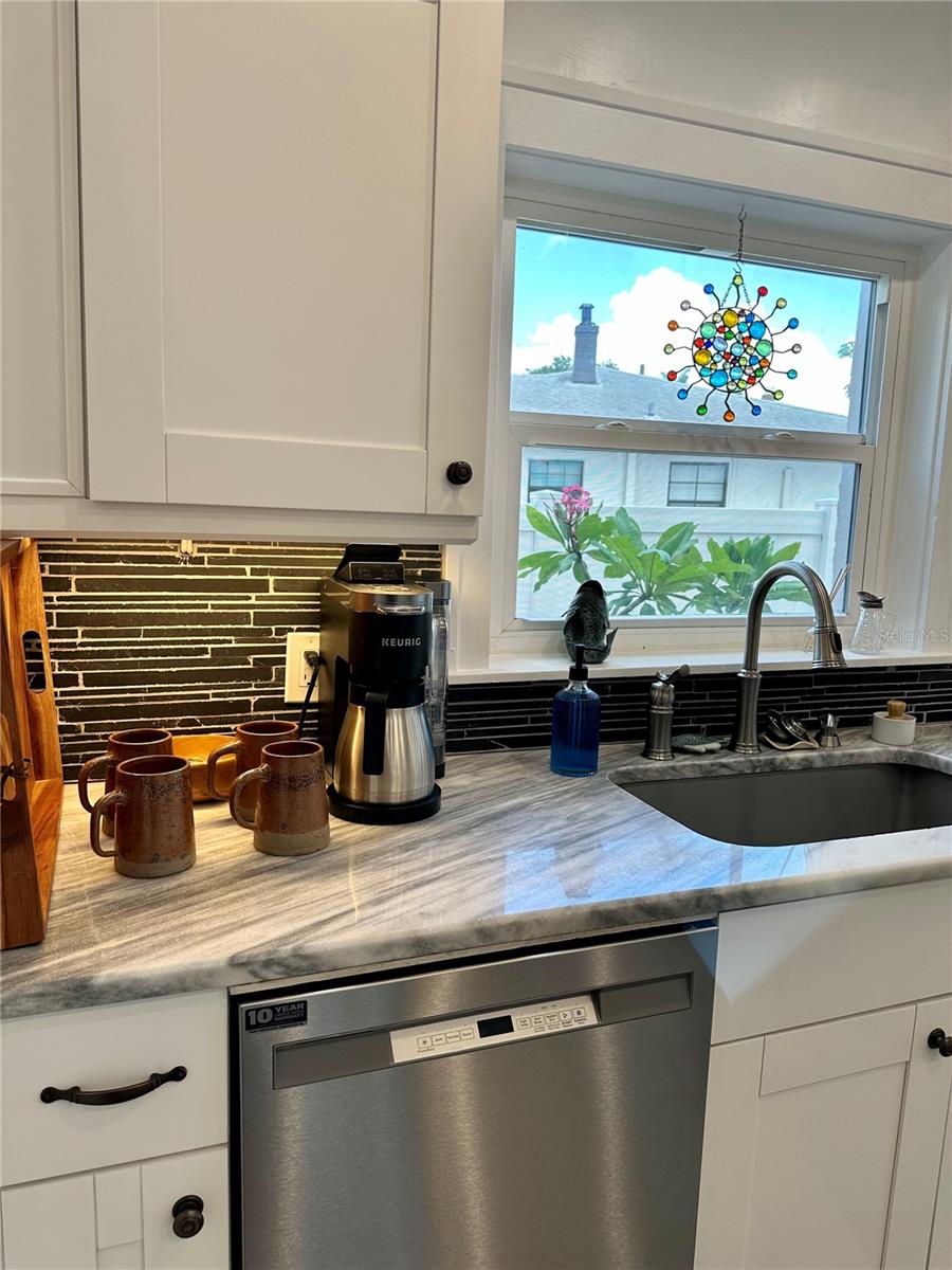 Image 11 of 100 For 1020 38th Avenue N