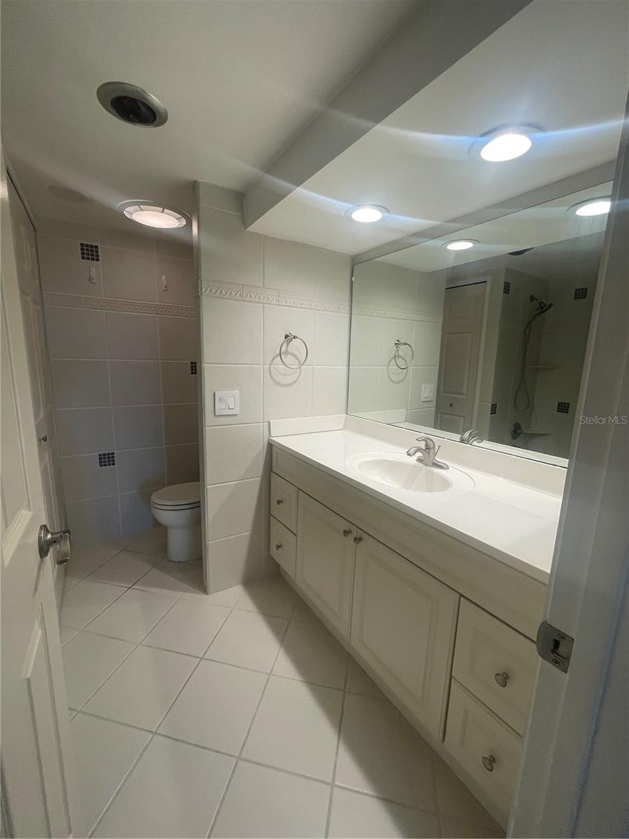 Image 19 of 36 For 400 Island Way 205