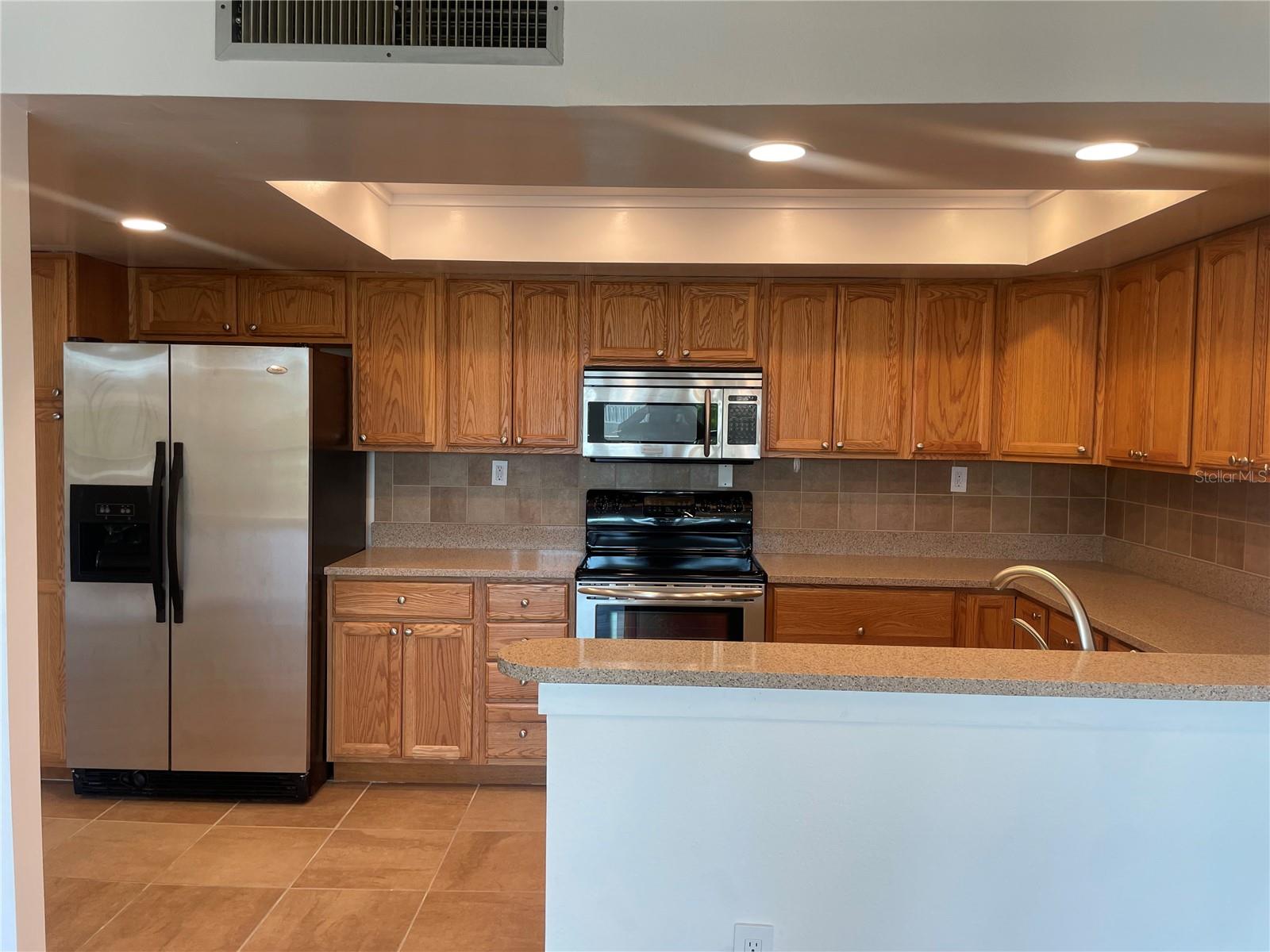 Image 5 of 36 For 400 Island Way 205