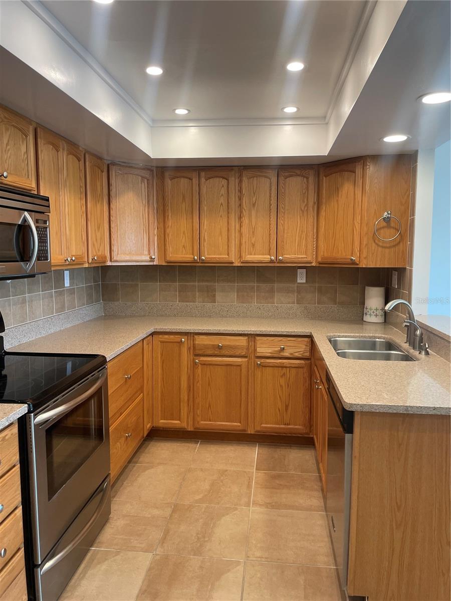 Image 6 of 36 For 400 Island Way 205