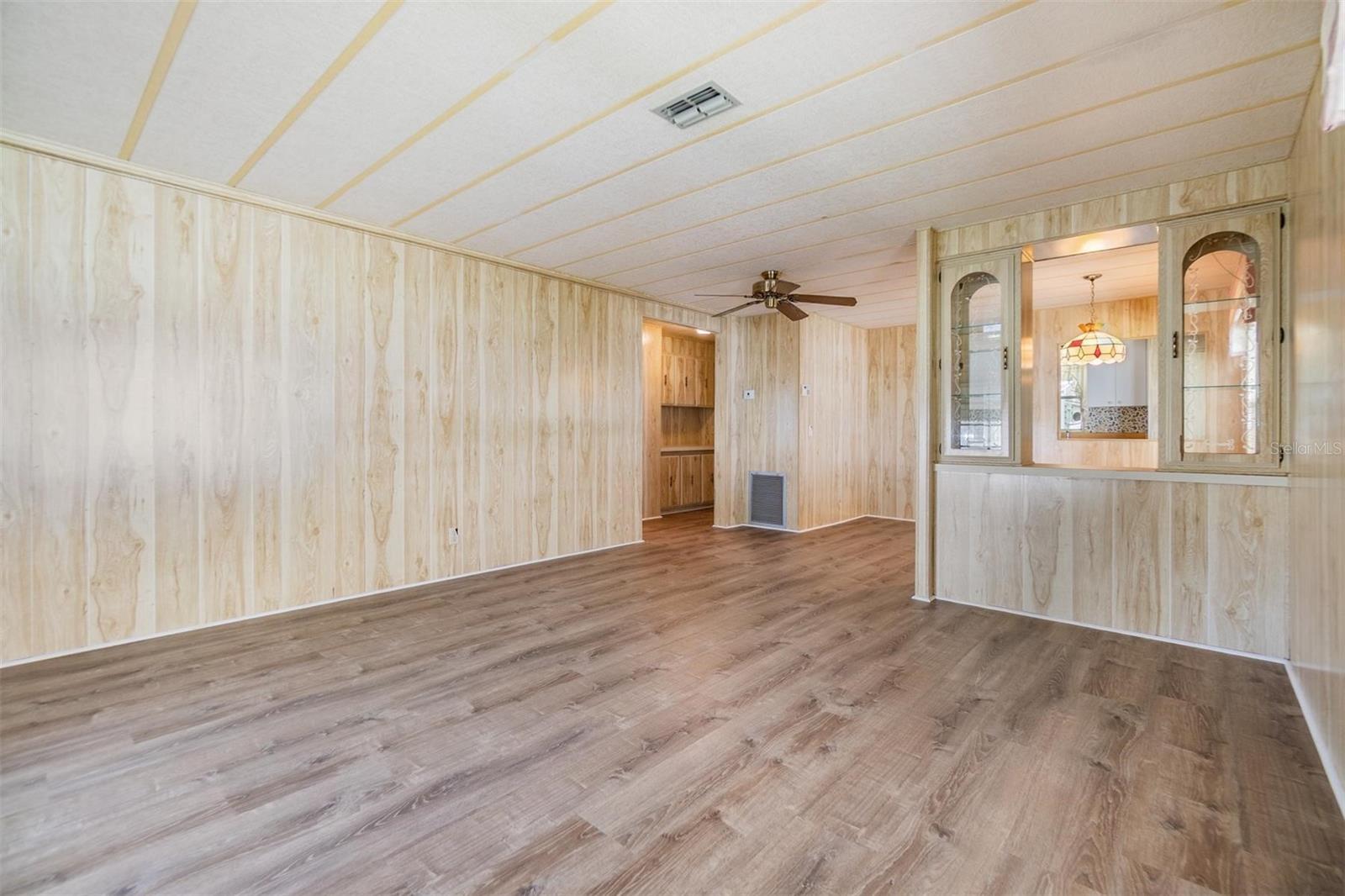 Listing photo id 8 for 3542 Castle Drive