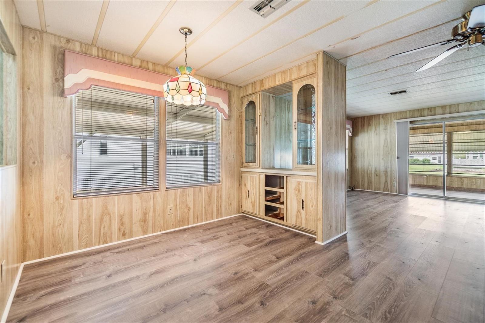 Listing photo id 9 for 3542 Castle Drive
