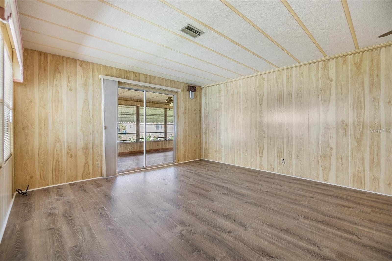 Listing photo id 10 for 3542 Castle Drive