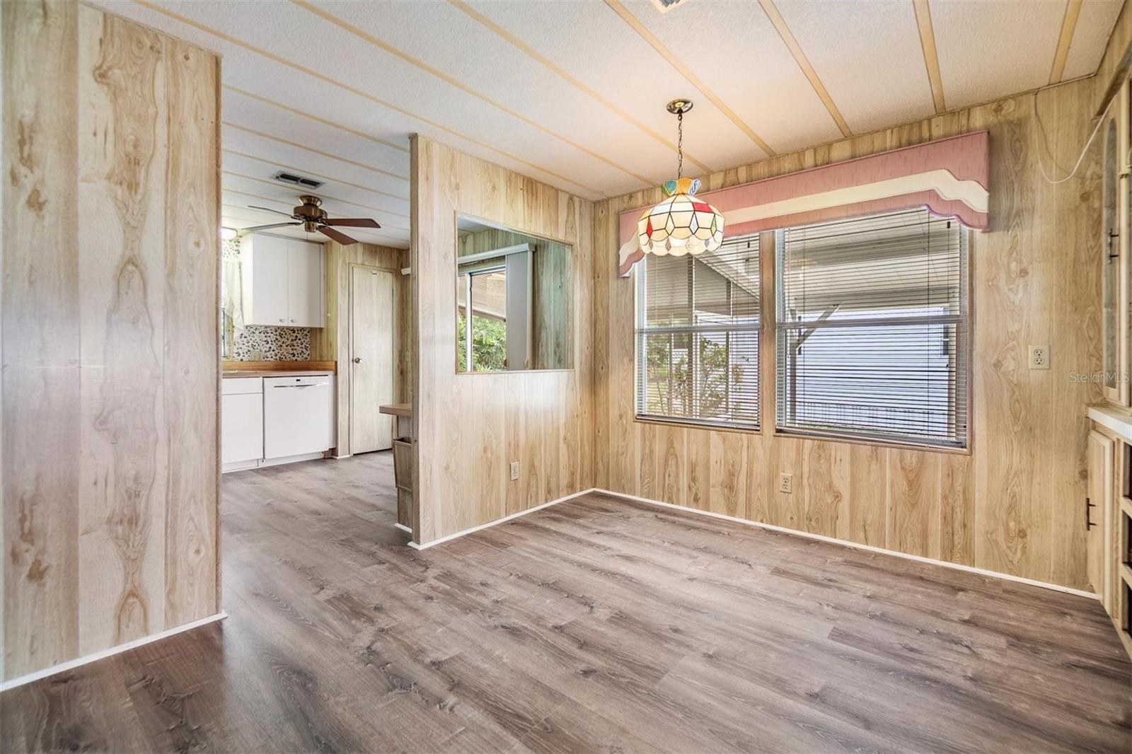 Listing photo id 12 for 3542 Castle Drive