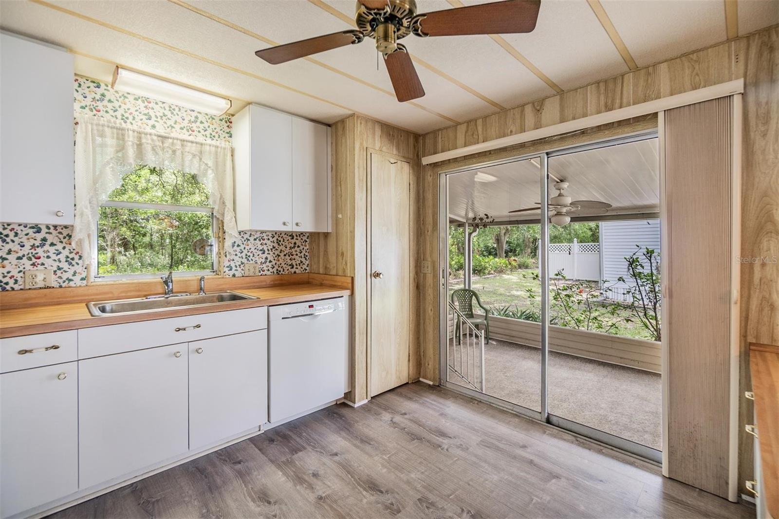 Listing photo id 13 for 3542 Castle Drive