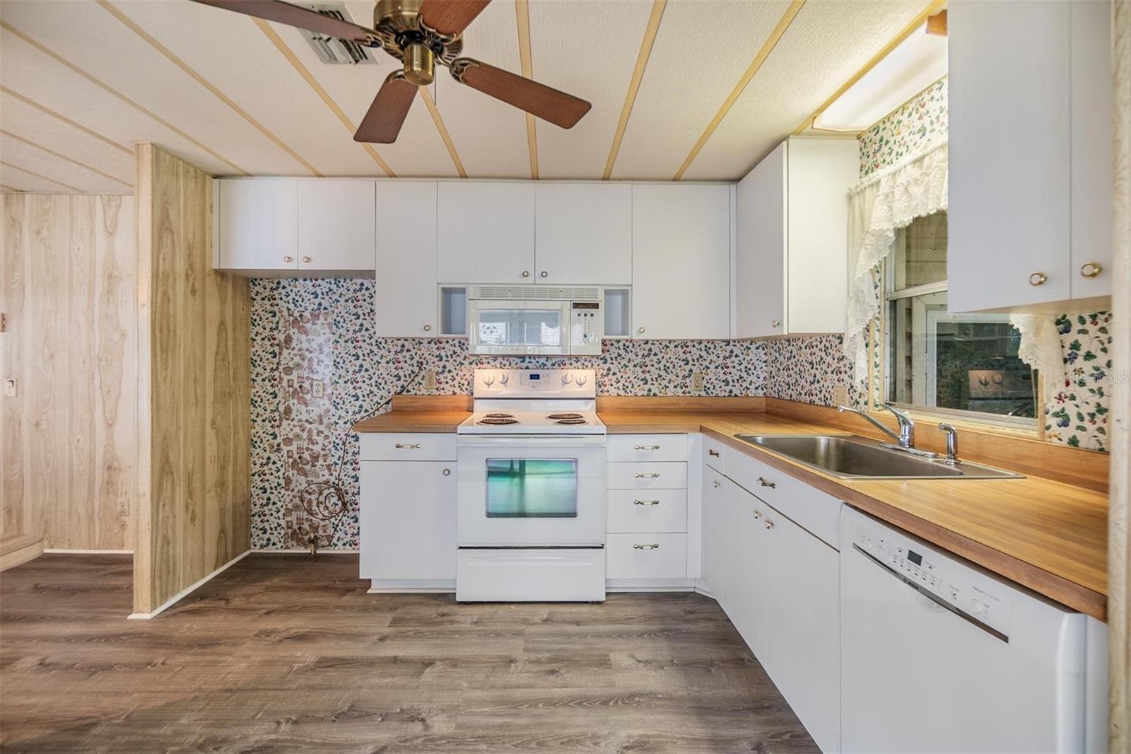 Listing photo id 14 for 3542 Castle Drive