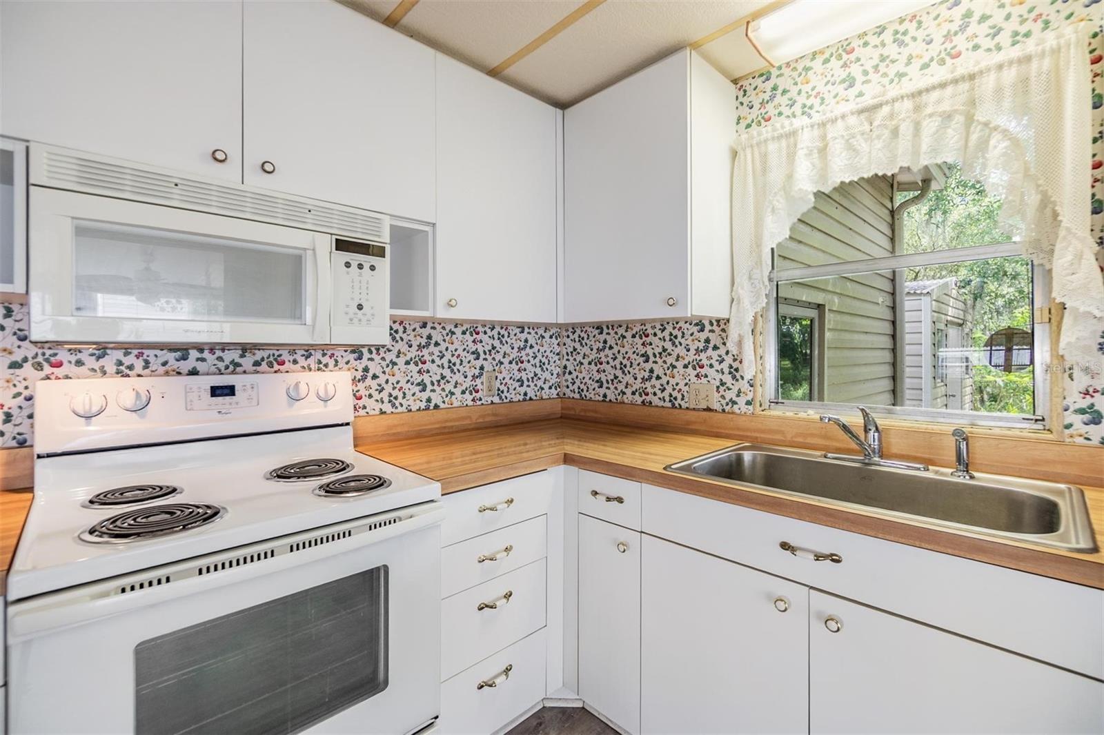 Listing photo id 15 for 3542 Castle Drive