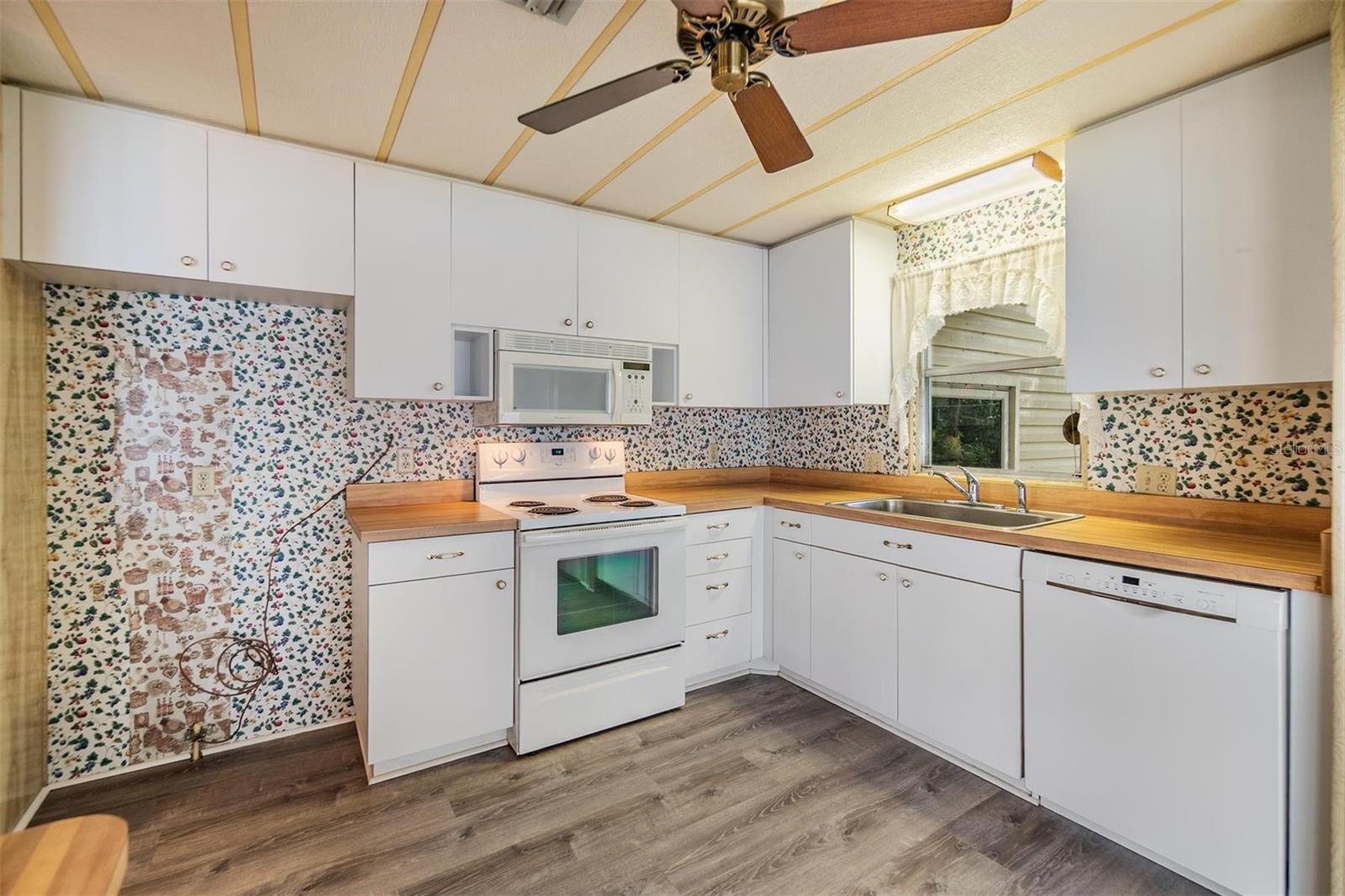Listing photo id 16 for 3542 Castle Drive