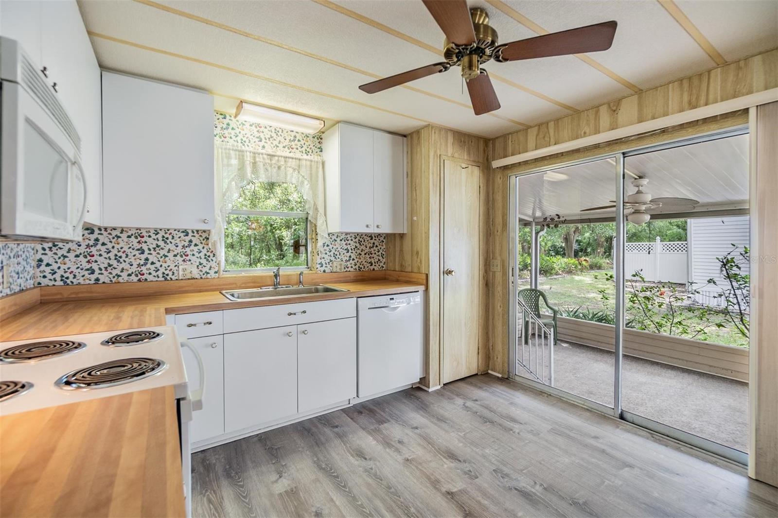 Listing photo id 17 for 3542 Castle Drive