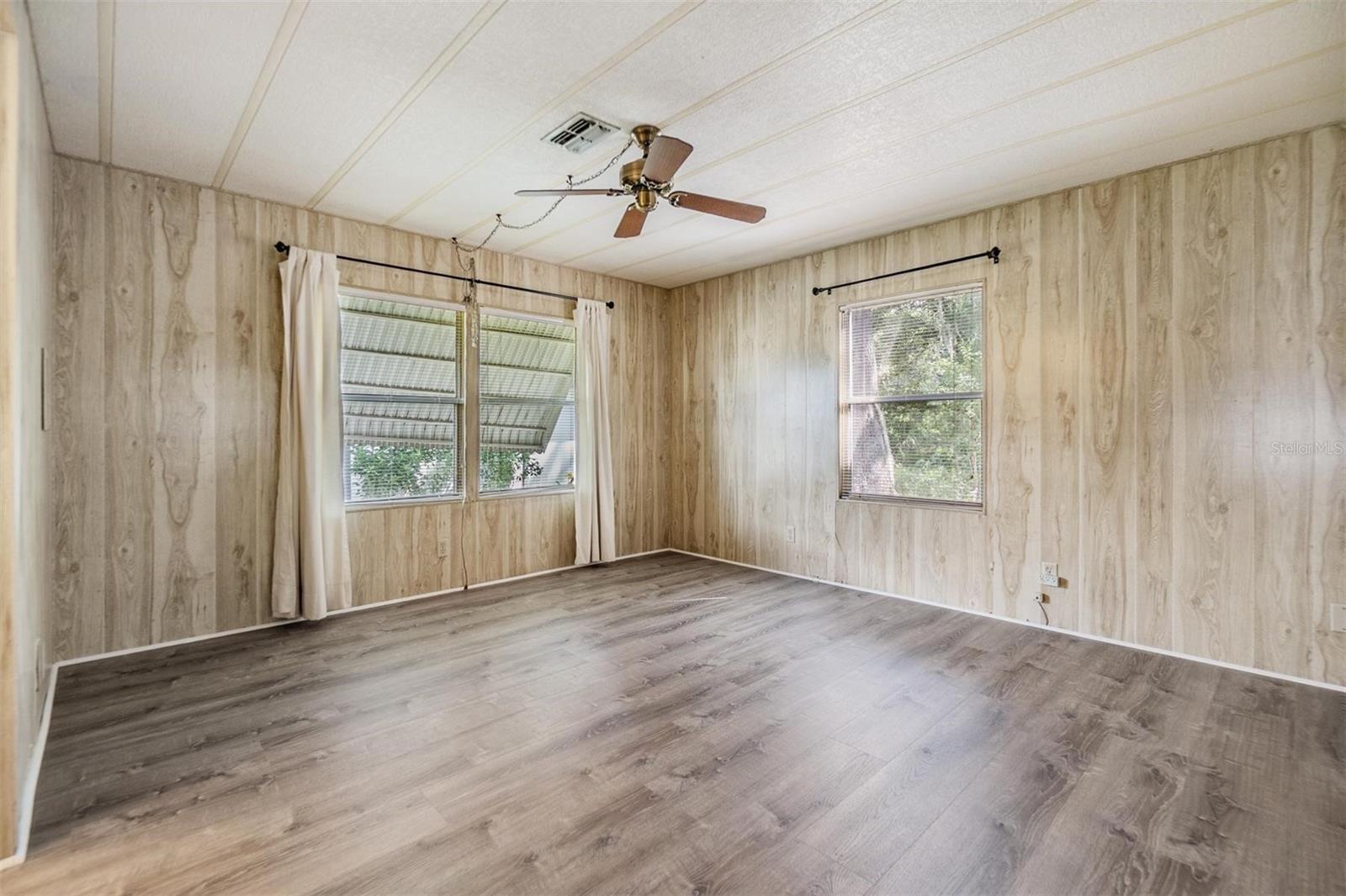 Listing photo id 21 for 3542 Castle Drive