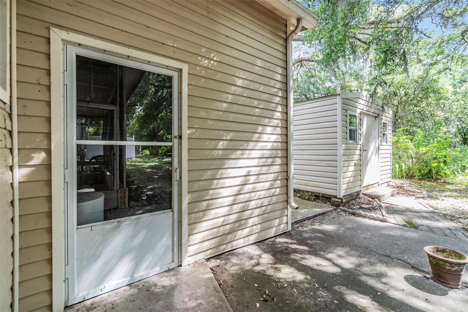 Listing photo id 26 for 3542 Castle Drive