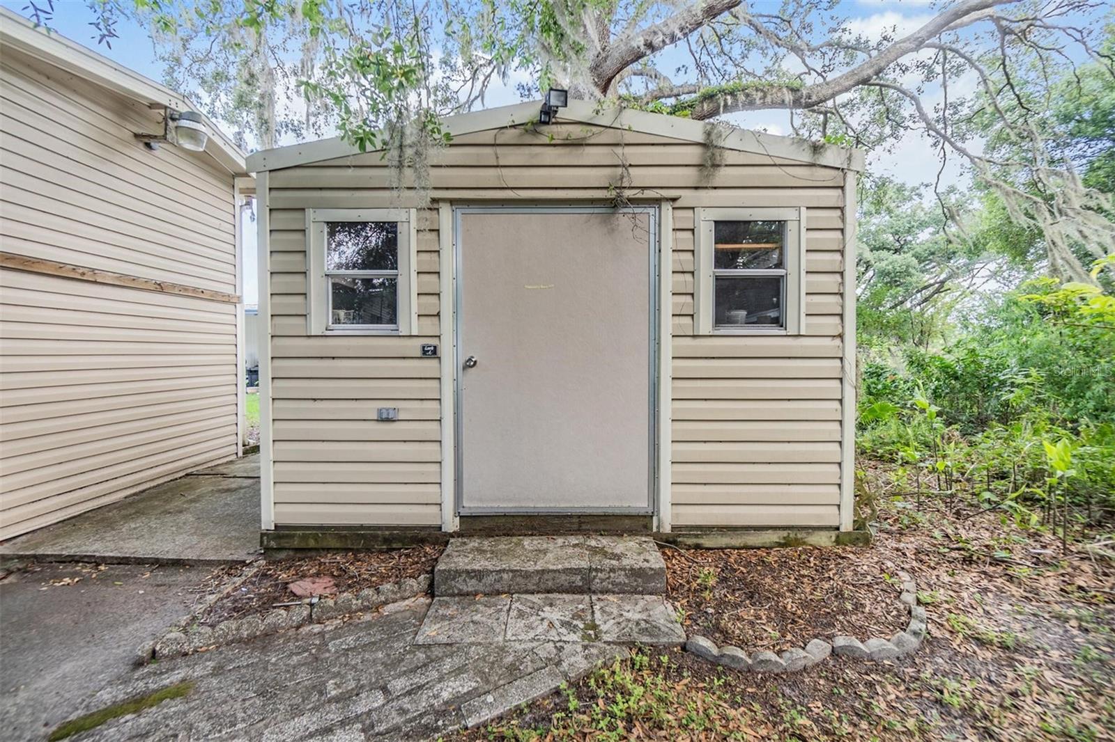Listing photo id 27 for 3542 Castle Drive
