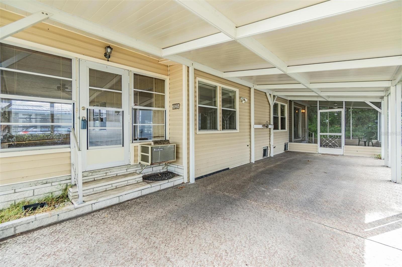 Listing photo id 2 for 3542 Castle Drive