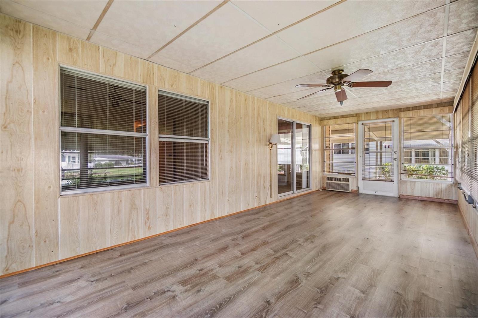Listing photo id 4 for 3542 Castle Drive