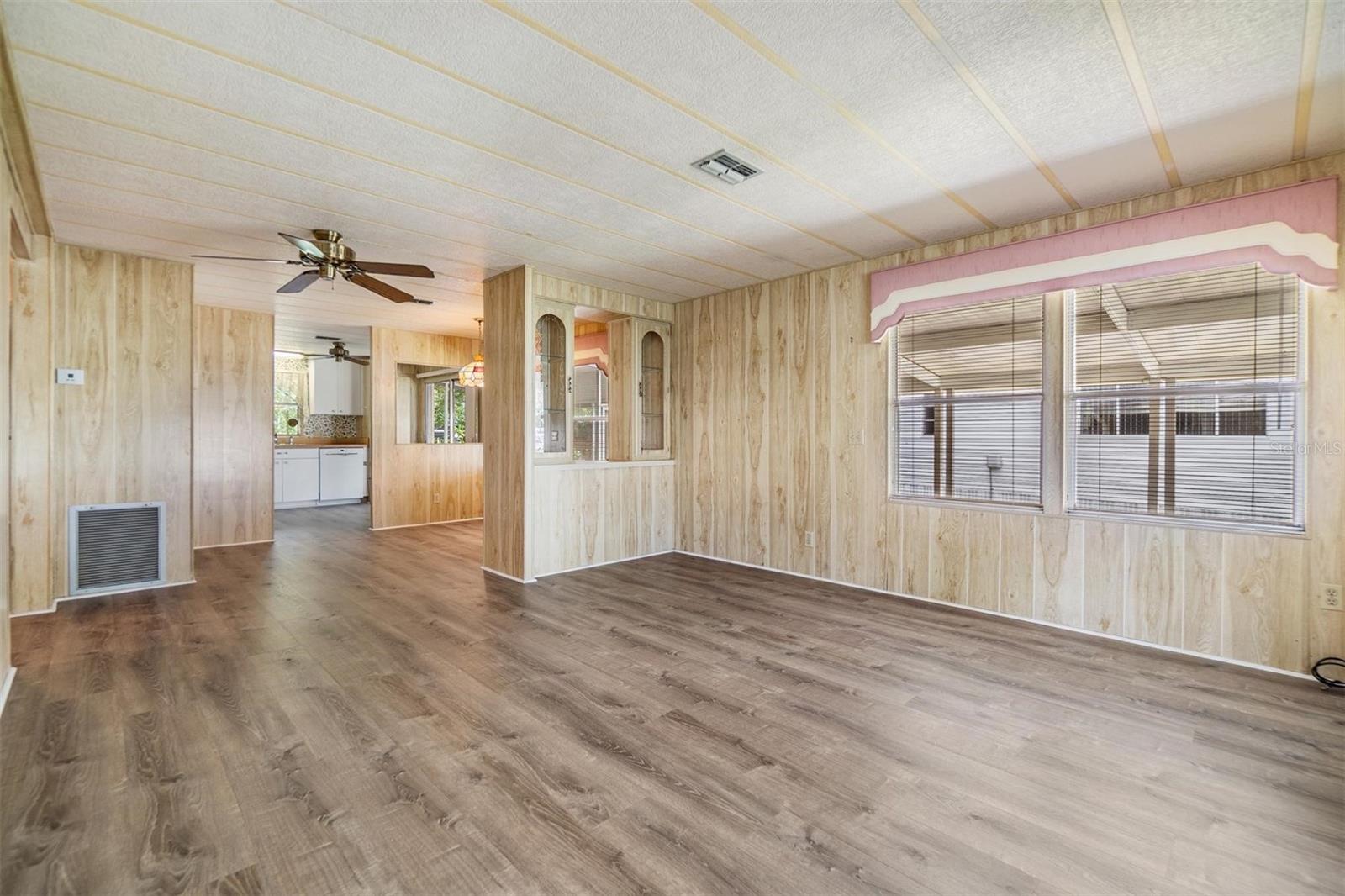 Listing photo id 6 for 3542 Castle Drive