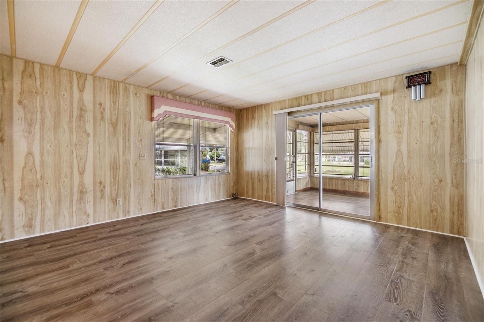 Listing photo id 7 for 3542 Castle Drive