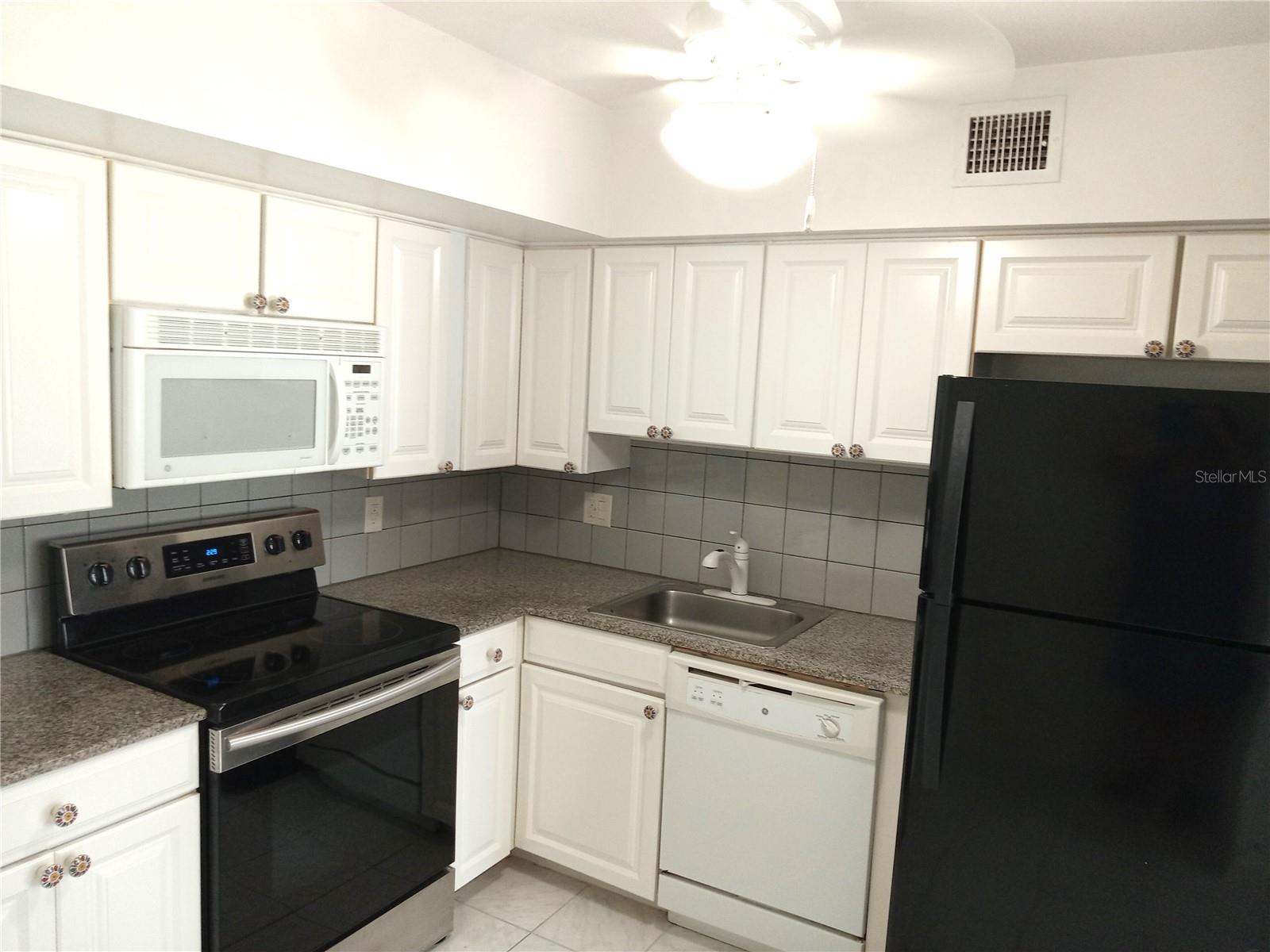 Image 12 of 55 For 2447 Ecuadorian Way 11