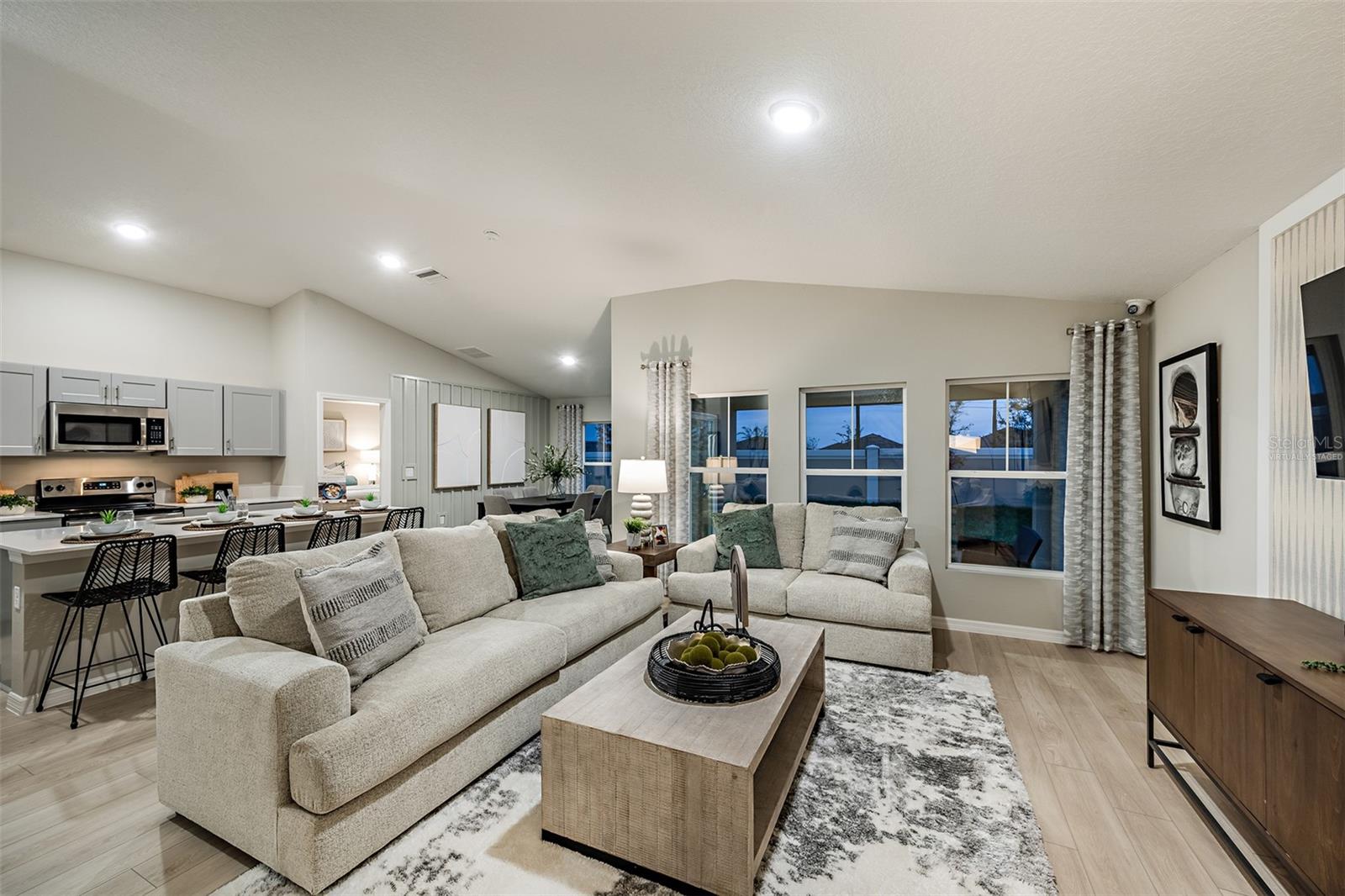 Image 4 of 21 For 1050 Foreshore Lane