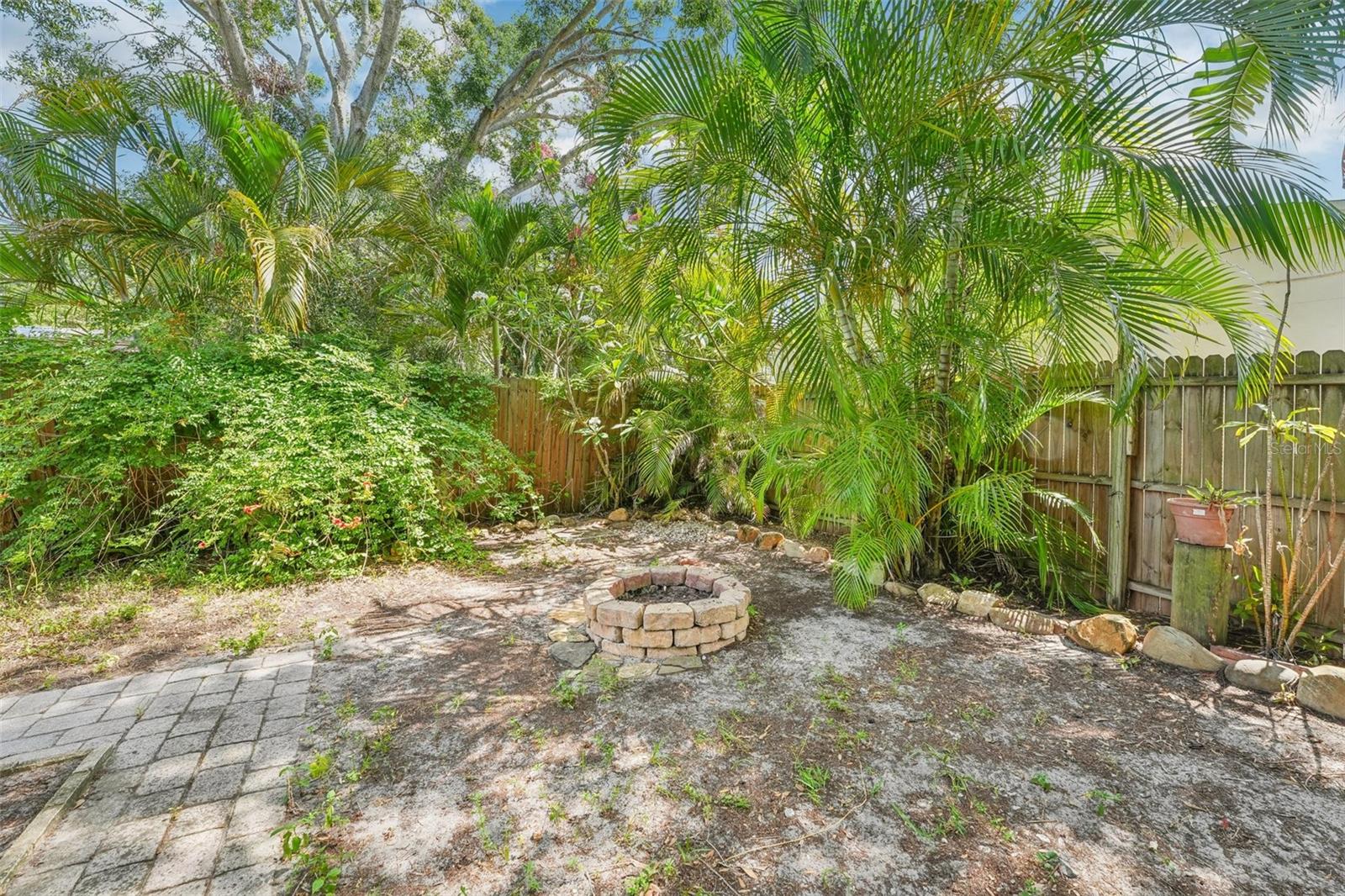 Listing photo id 19 for 4801 71st Street N