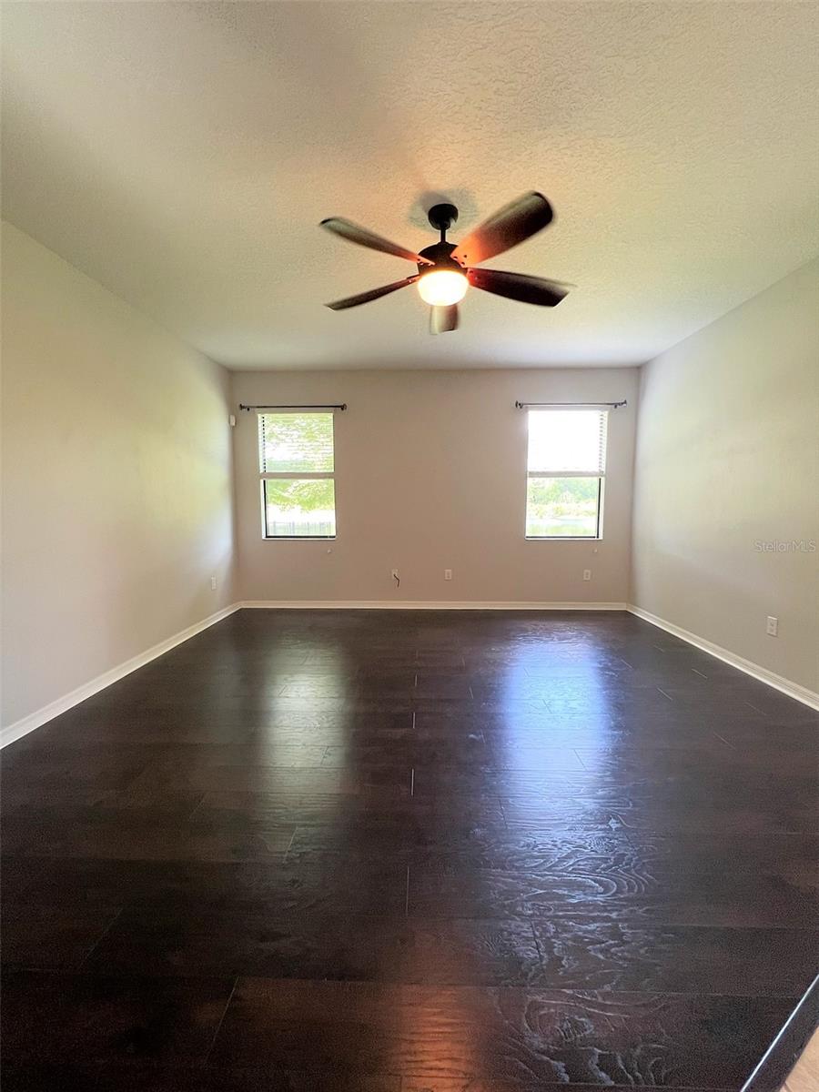 Listing photo id 7 for 1221 Ballard Green Place