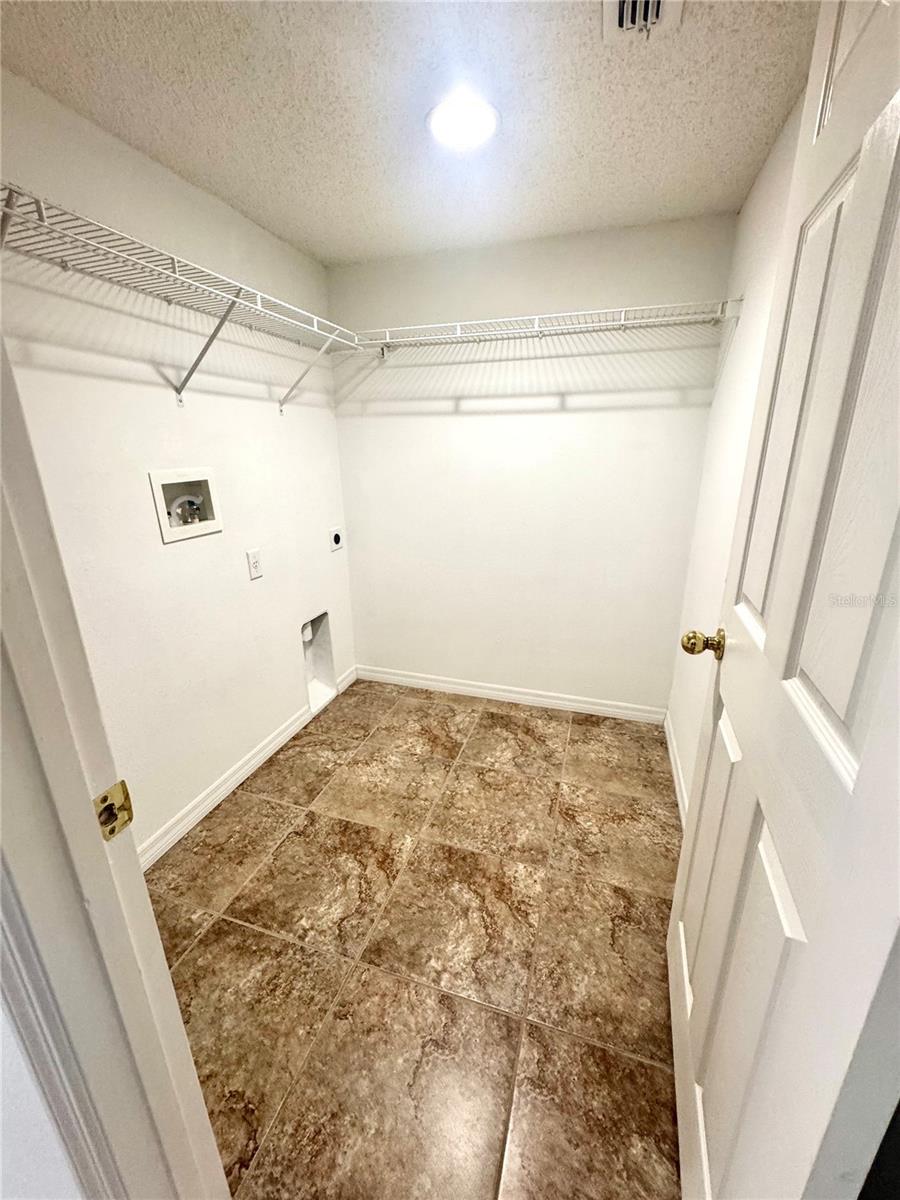 Listing photo id 19 for 3181 Deltona Boulevard
