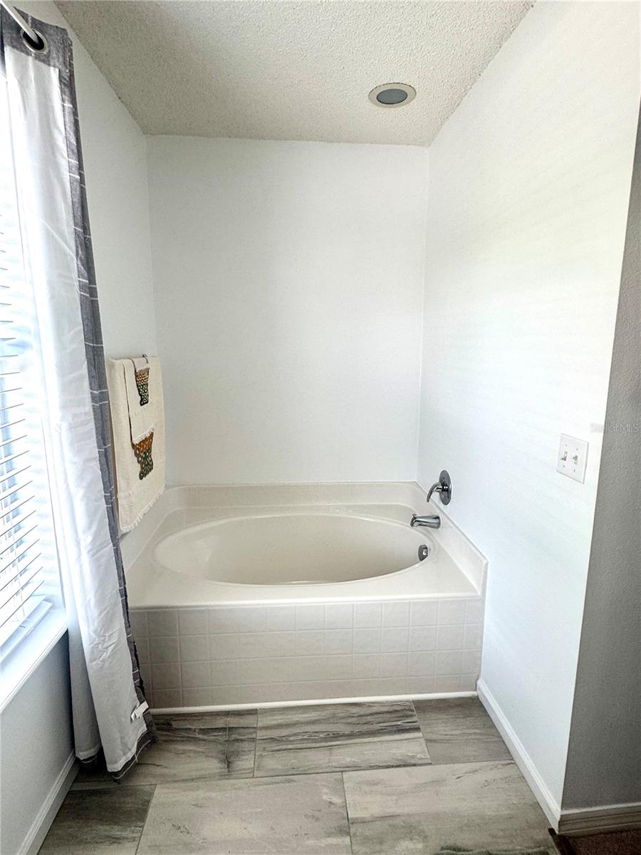 Listing photo id 31 for 3181 Deltona Boulevard