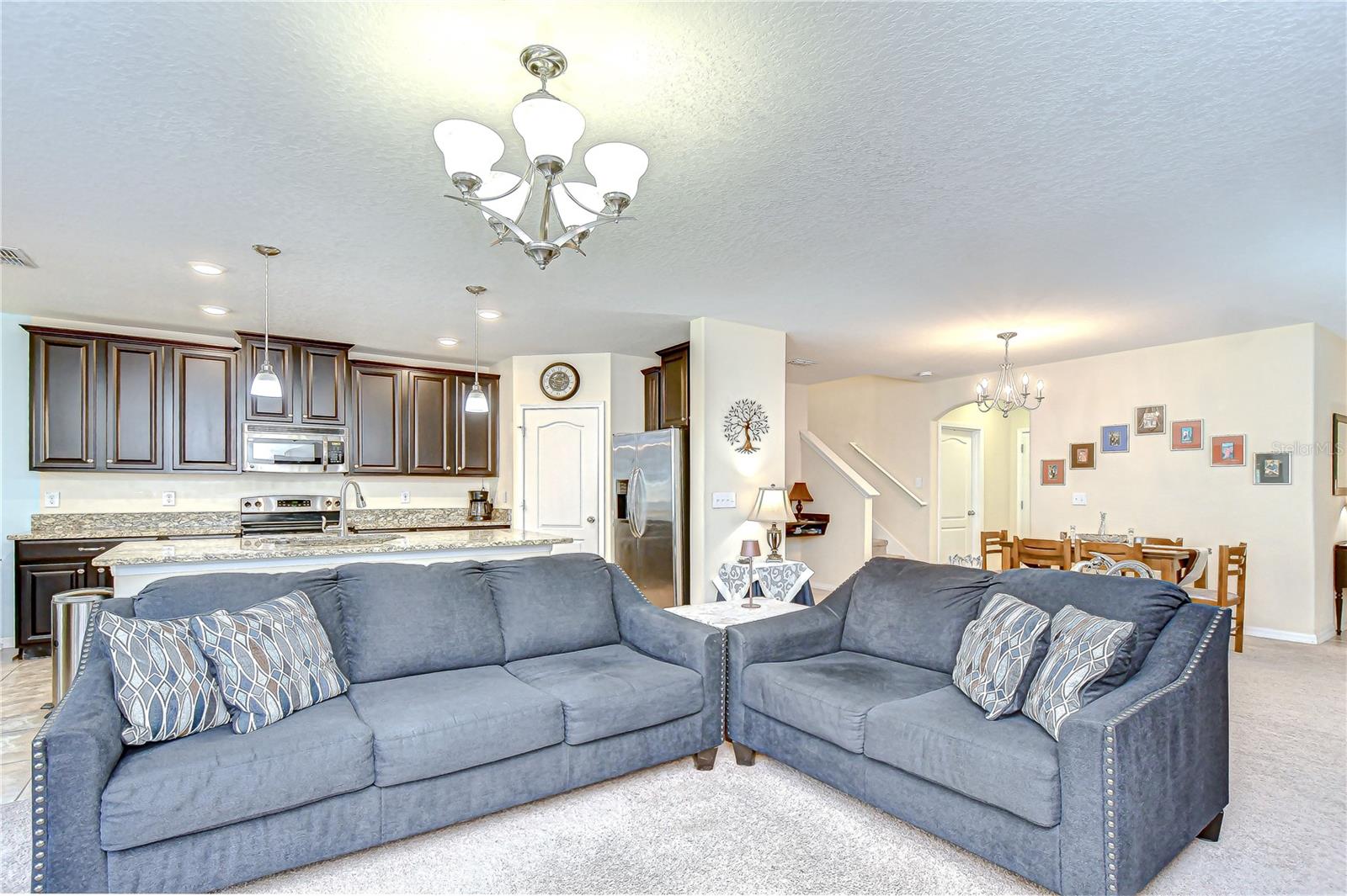 Listing photo id 8 for 2723 Garden Falls Drive