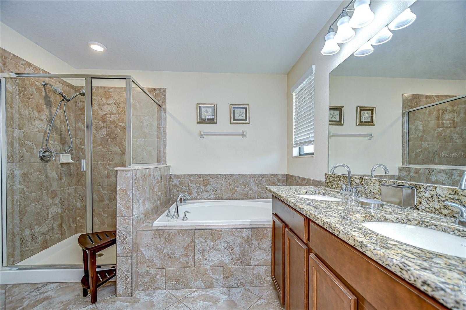 Listing photo id 17 for 2723 Garden Falls Drive