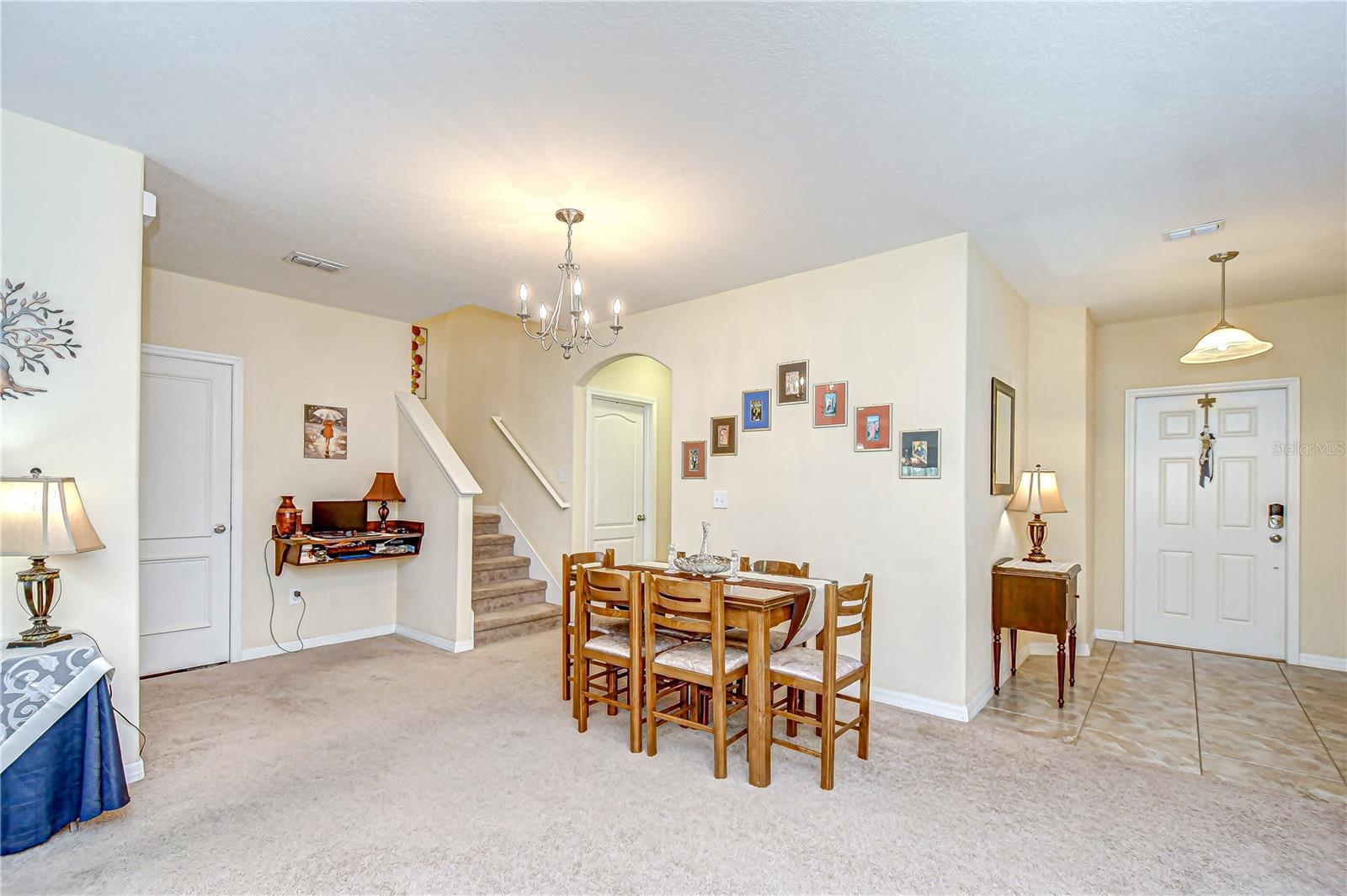 Listing photo id 2 for 2723 Garden Falls Drive