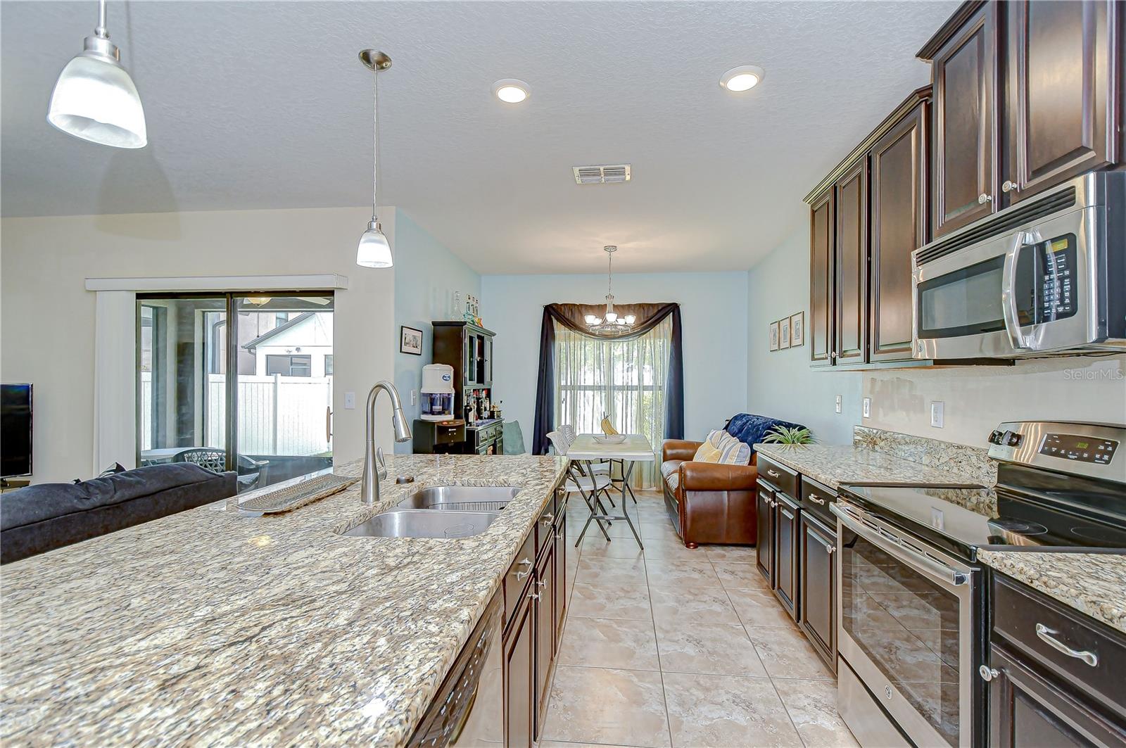 Listing photo id 4 for 2723 Garden Falls Drive