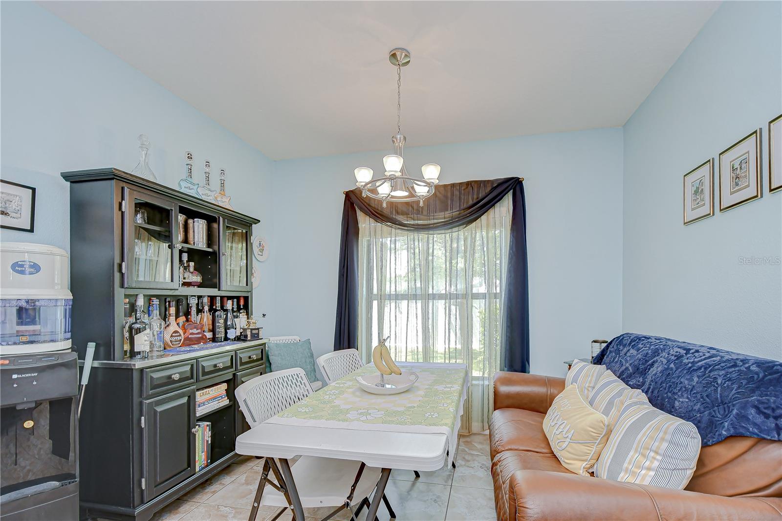 Listing photo id 5 for 2723 Garden Falls Drive