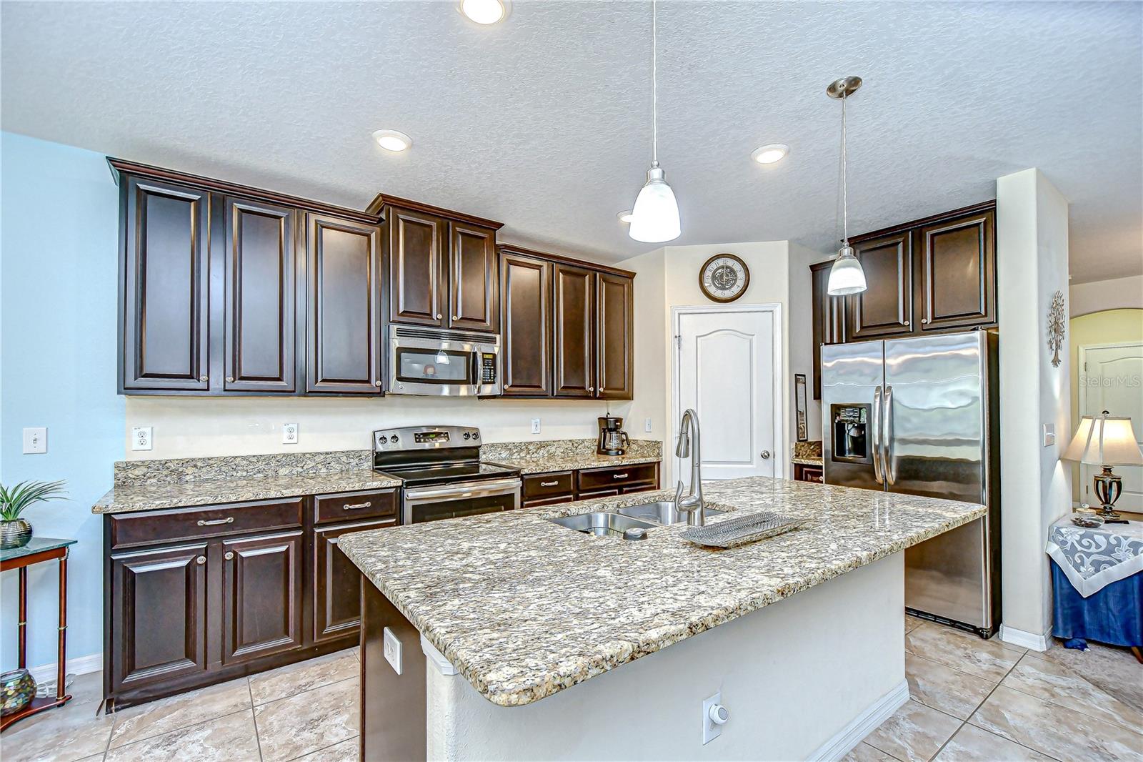 Listing photo id 6 for 2723 Garden Falls Drive