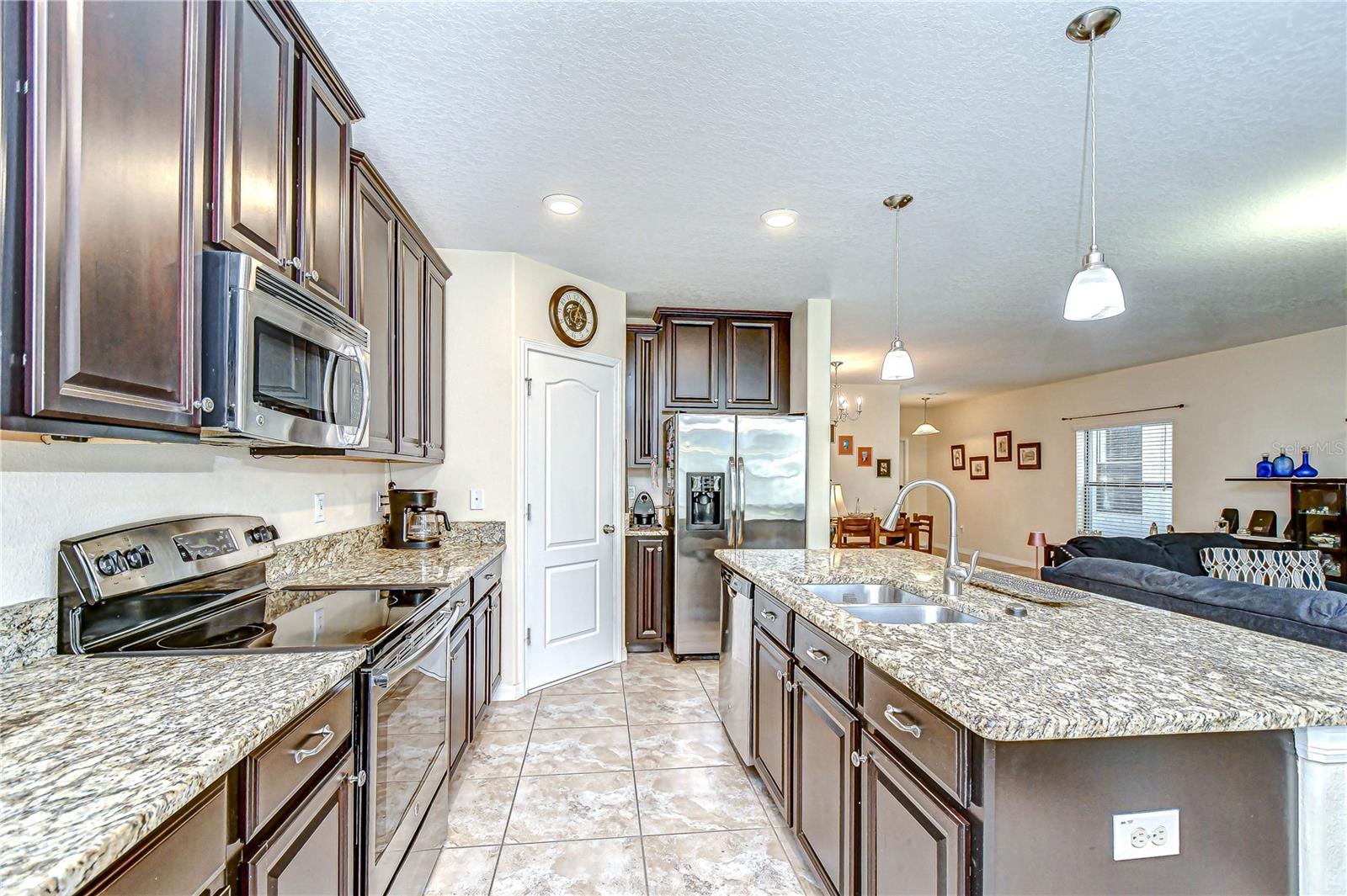 Listing photo id 7 for 2723 Garden Falls Drive