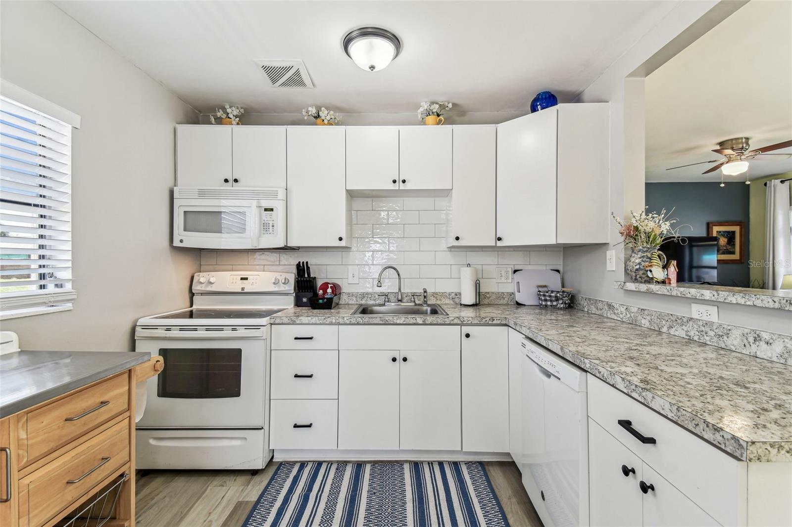 Listing photo id 10 for 13920 Berkowitz Avenue