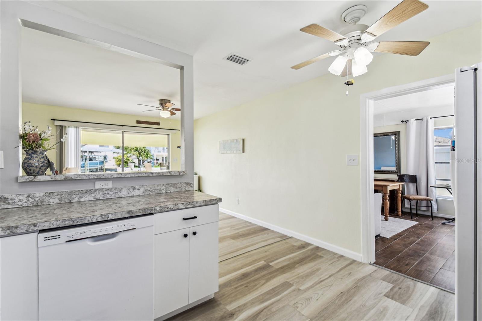Listing photo id 14 for 13920 Berkowitz Avenue