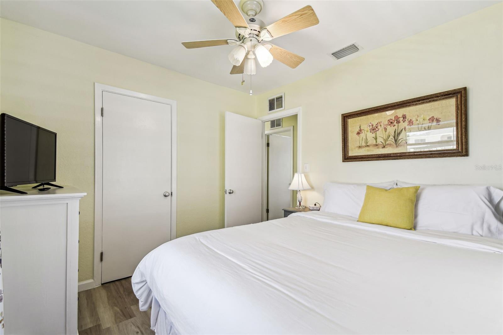 Listing photo id 24 for 13920 Berkowitz Avenue