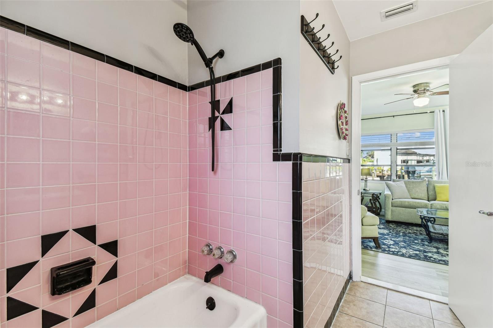 Listing photo id 29 for 13920 Berkowitz Avenue