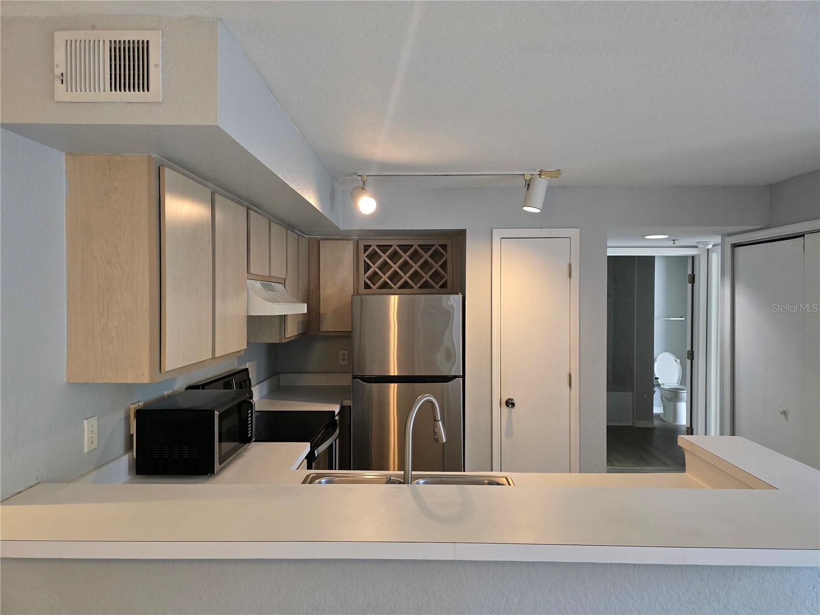 Listing photo id 8 for 12912 Arbor Isle Drive 204