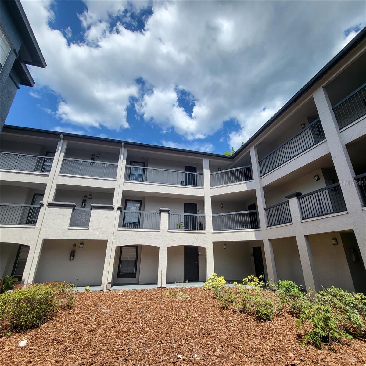Listing photo id 3 for 12912 Arbor Isle Drive 204