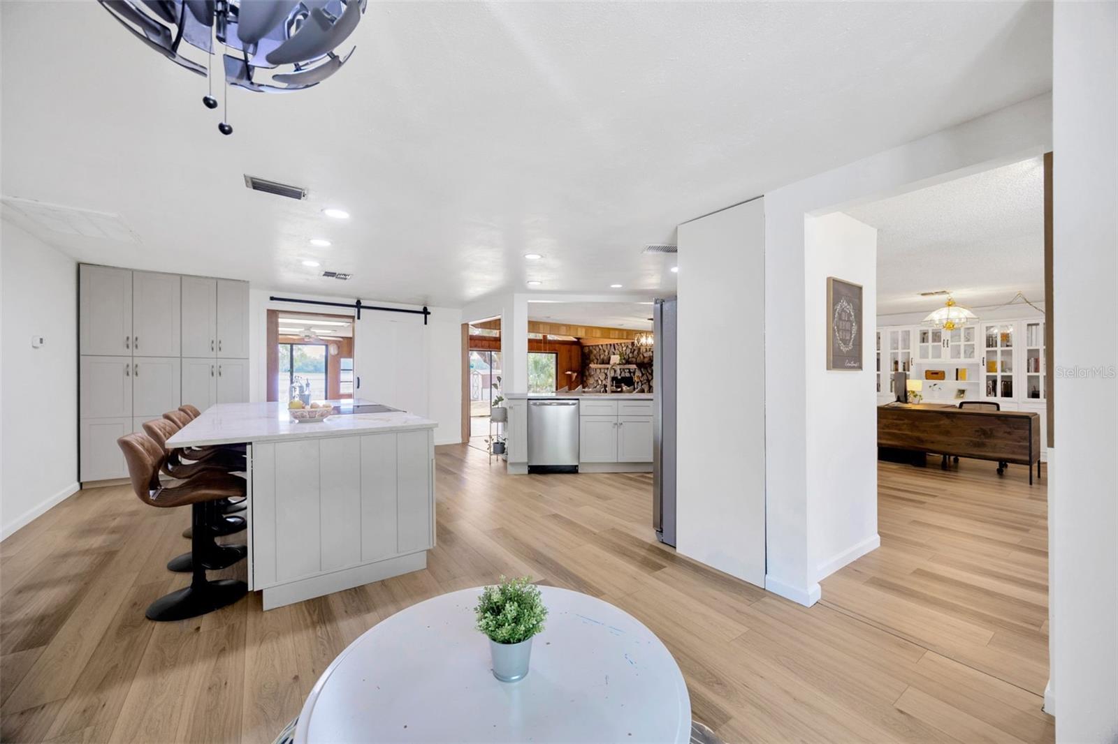 Listing photo id 10 for 525 Gornto Lake Road