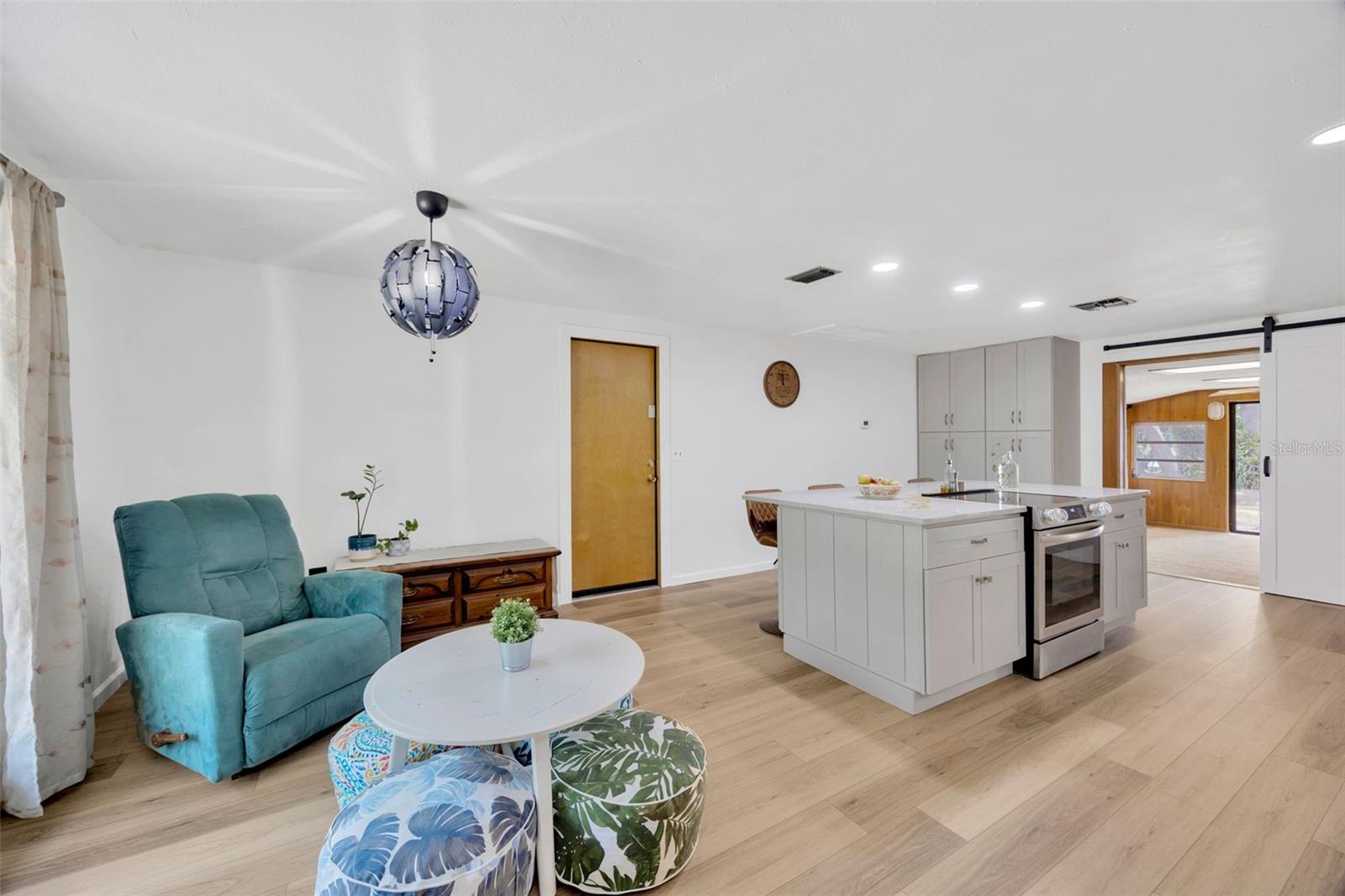 Listing photo id 11 for 525 Gornto Lake Road