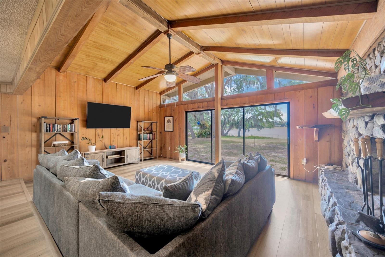 Listing photo id 12 for 525 Gornto Lake Road