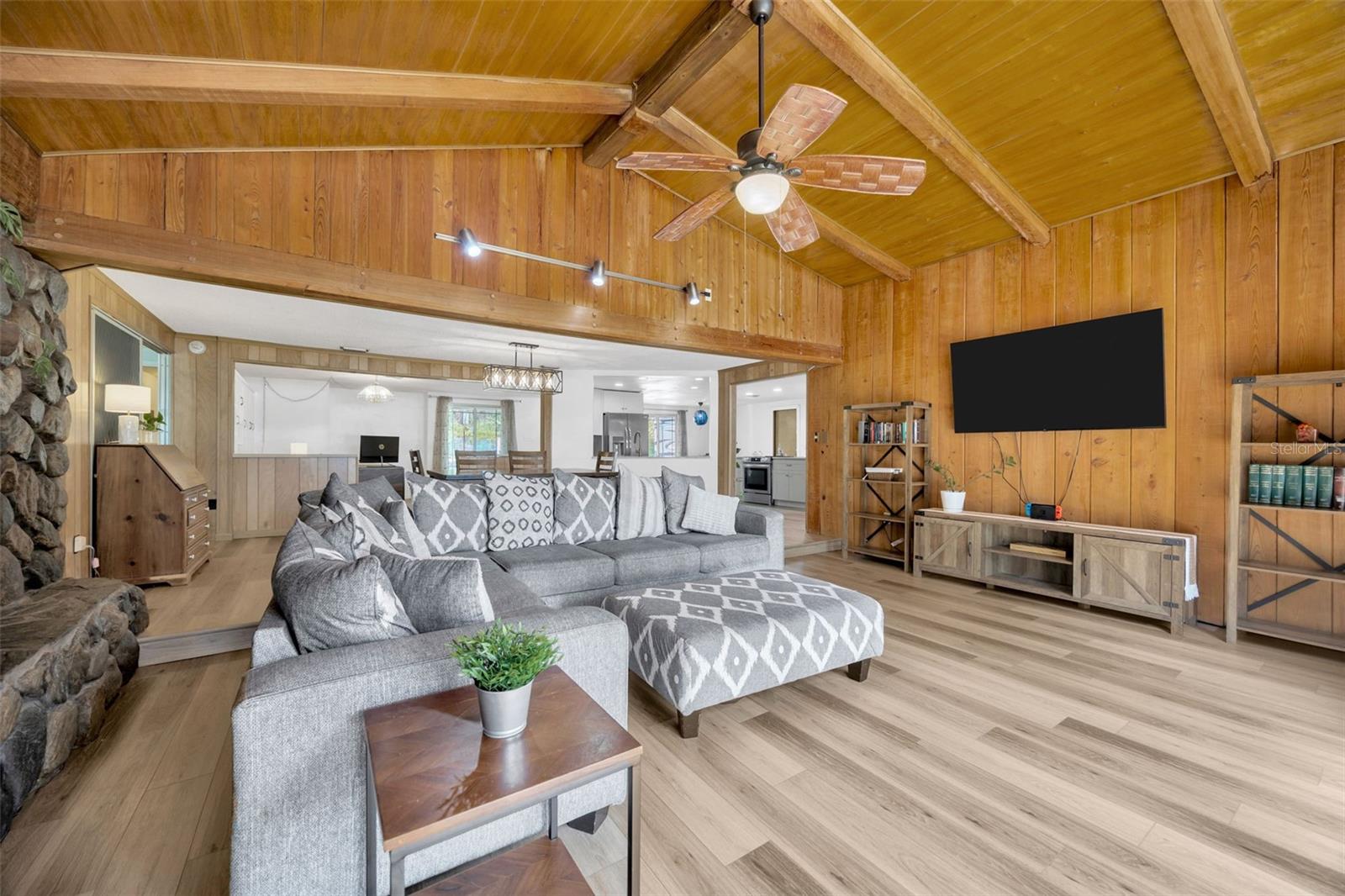 Listing photo id 13 for 525 Gornto Lake Road