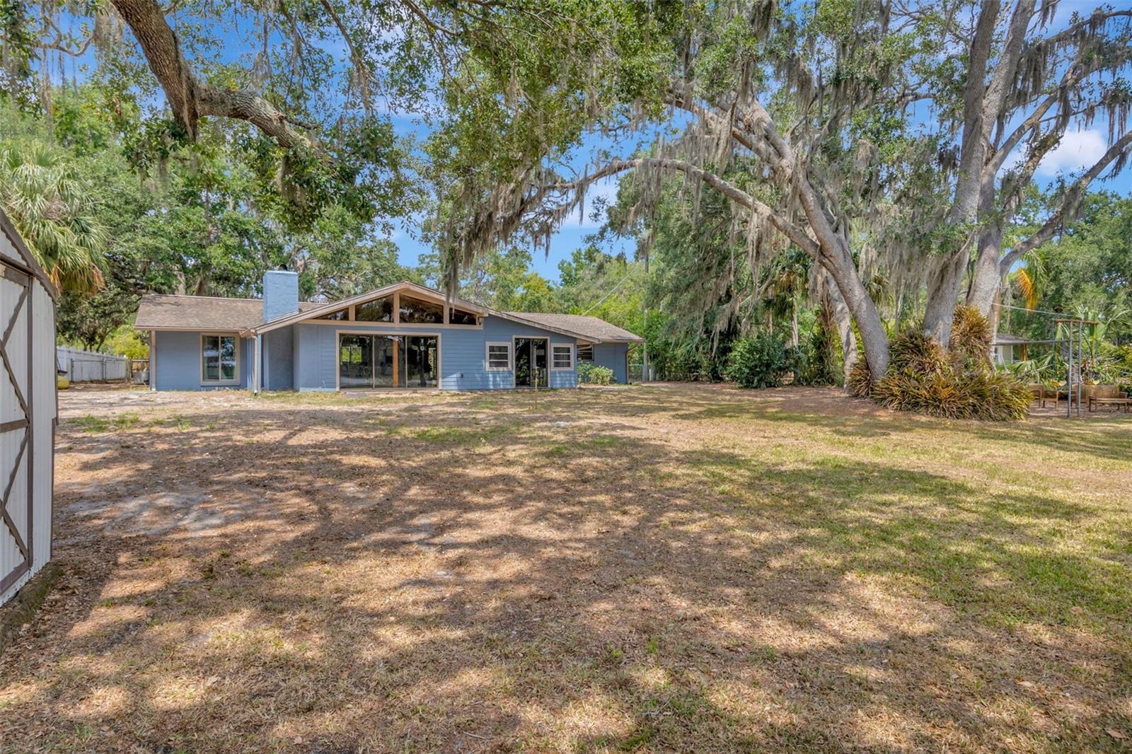 Listing photo id 4 for 525 Gornto Lake Road